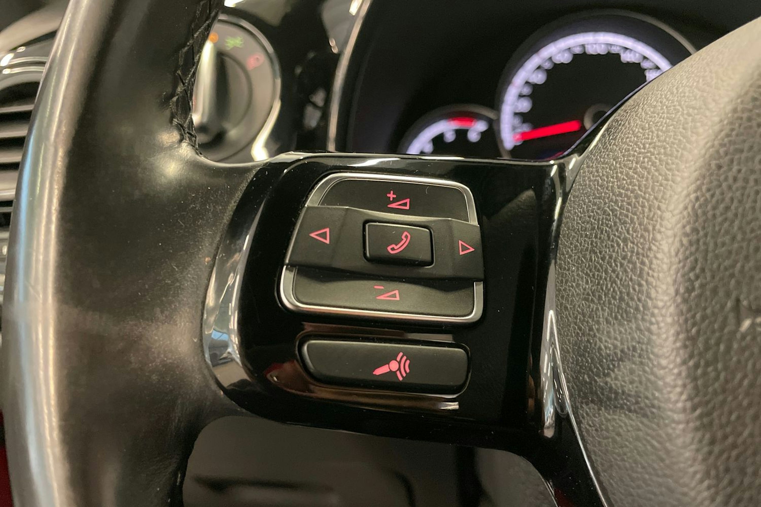 punainen Volkswagen Beetle 2015 kuva 18.