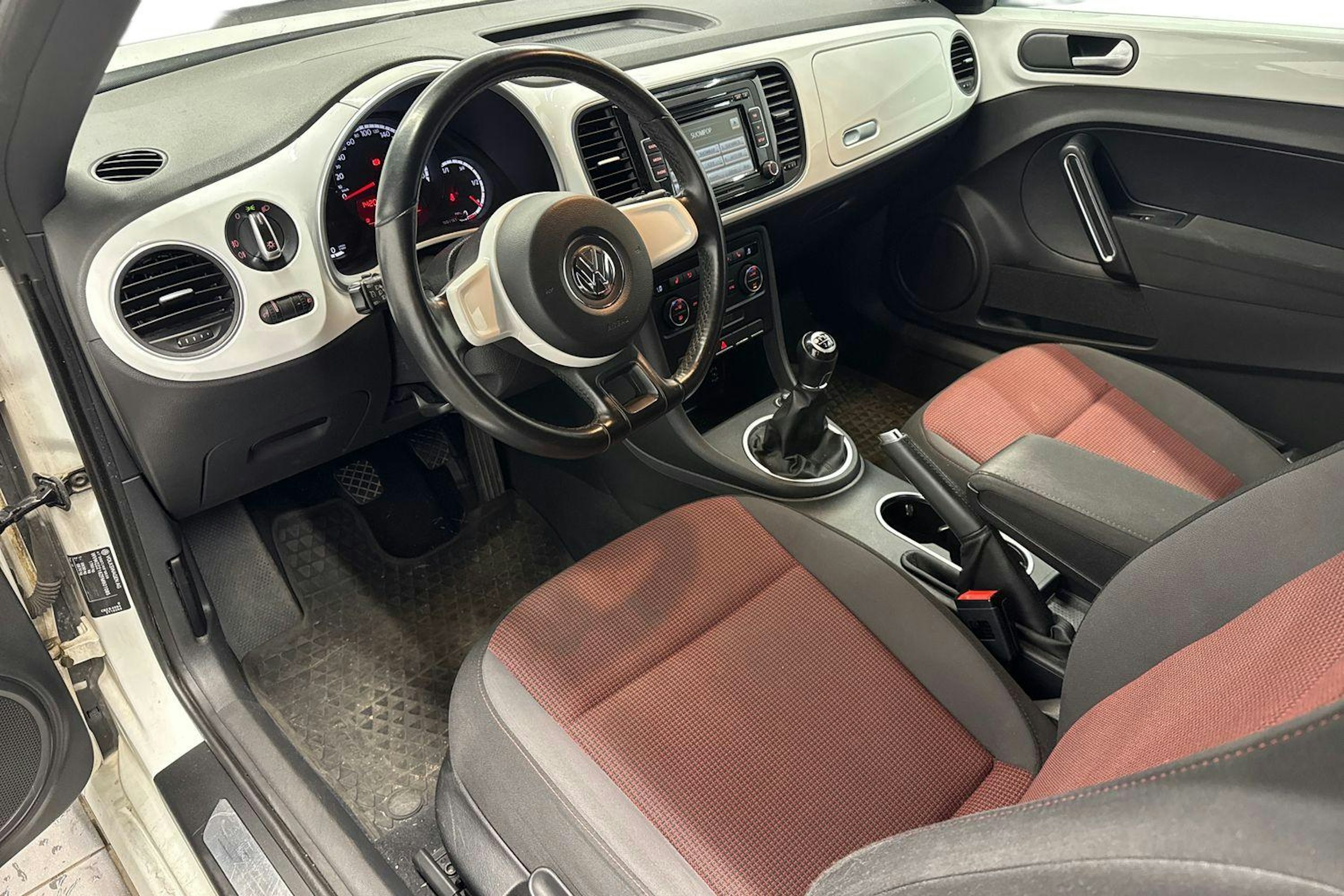 valkoinen Volkswagen Beetle 2015 kuva 3.