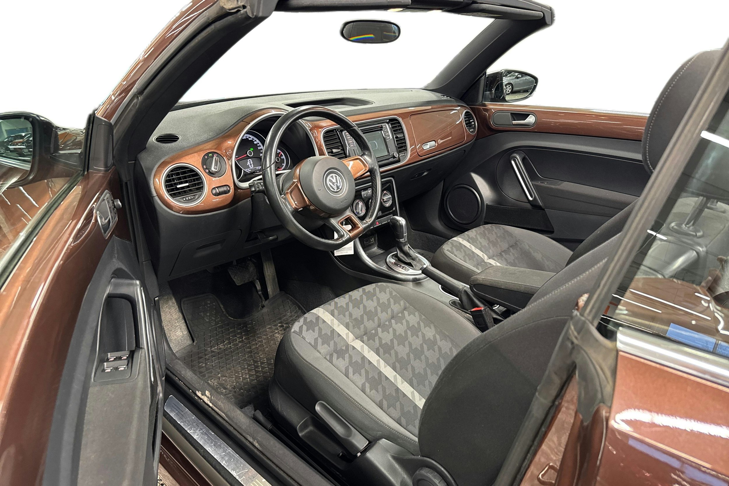 ruskea (beige) Volkswagen Beetle 2017 kuva 7.