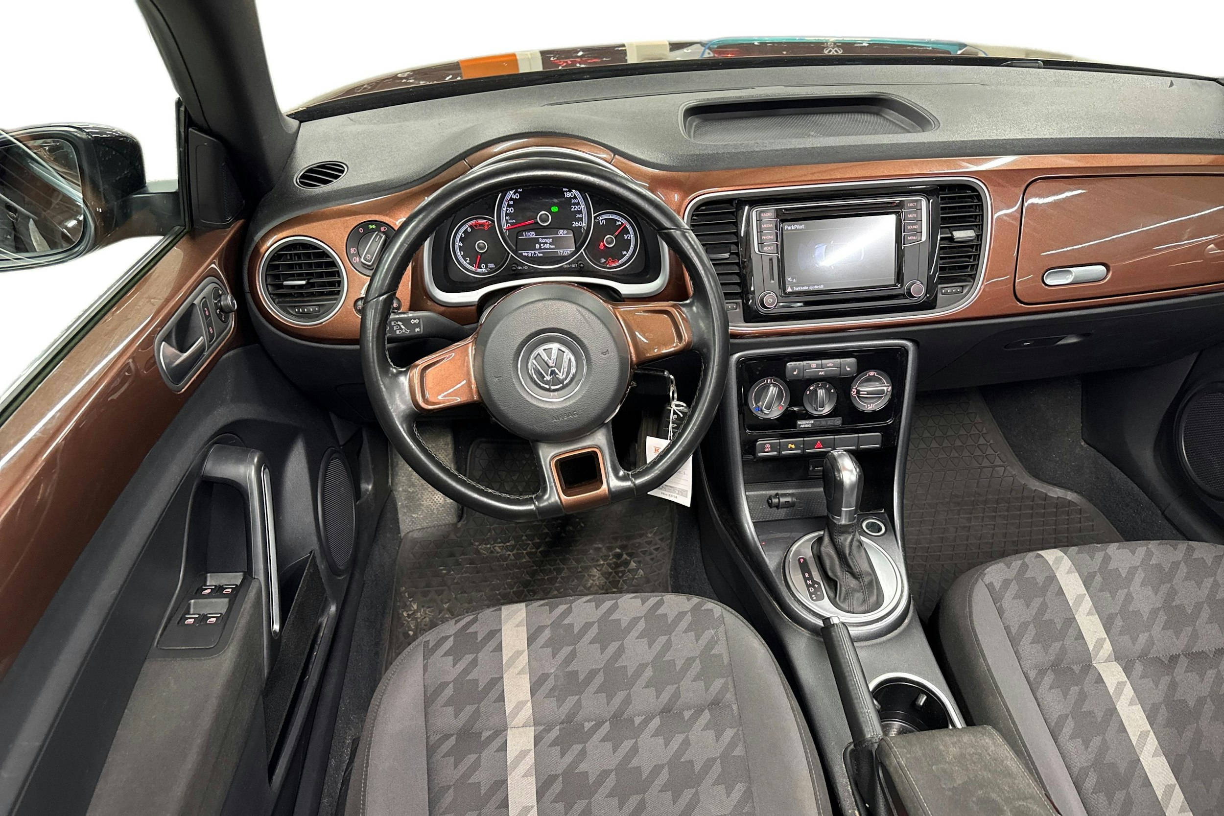 ruskea (beige) Volkswagen Beetle 2017 kuva 9.