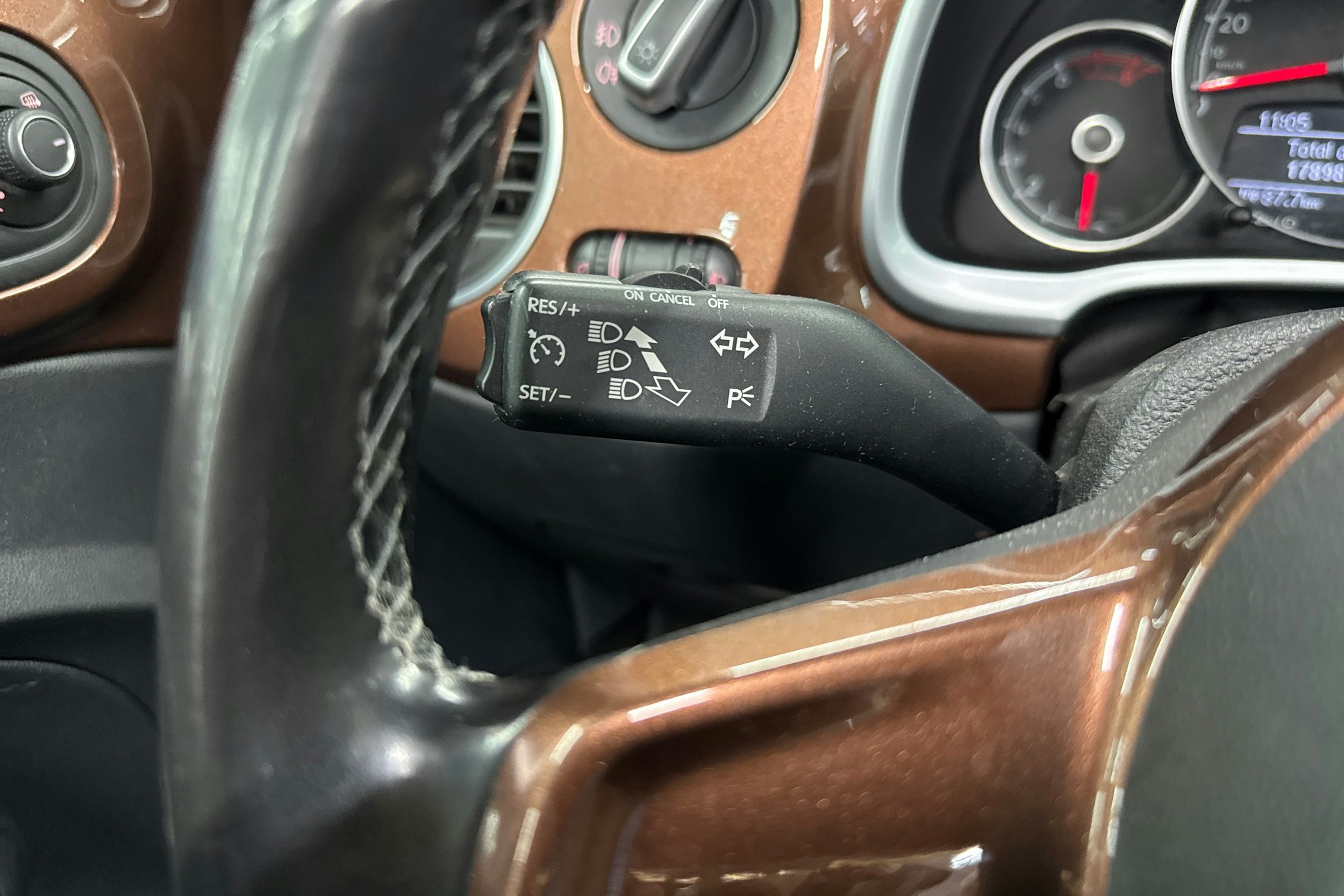 ruskea (beige) Volkswagen Beetle 2017 kuva 15.