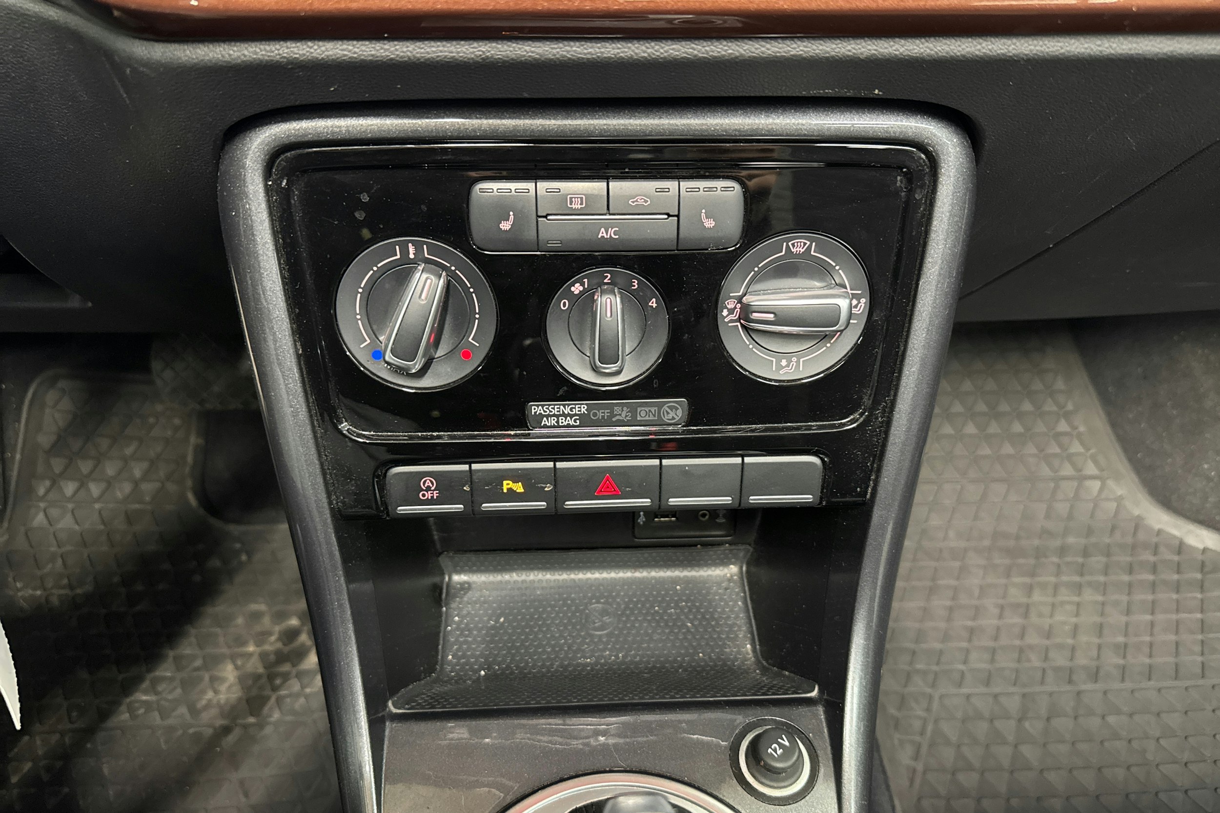 ruskea (beige) Volkswagen Beetle 2017 kuva 19.