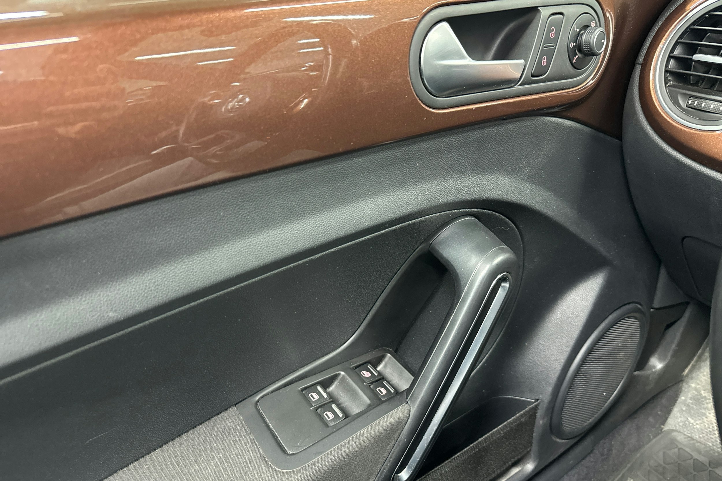 ruskea (beige) Volkswagen Beetle 2017 kuva 20.