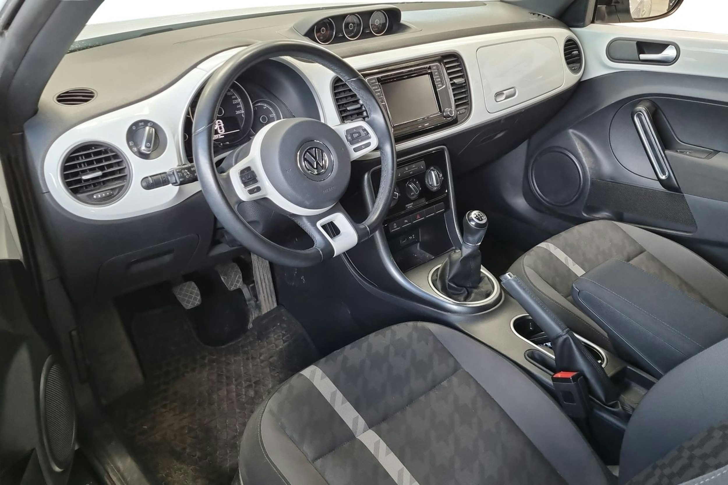 valkoinen Volkswagen Beetle 2018 kuva 3.
