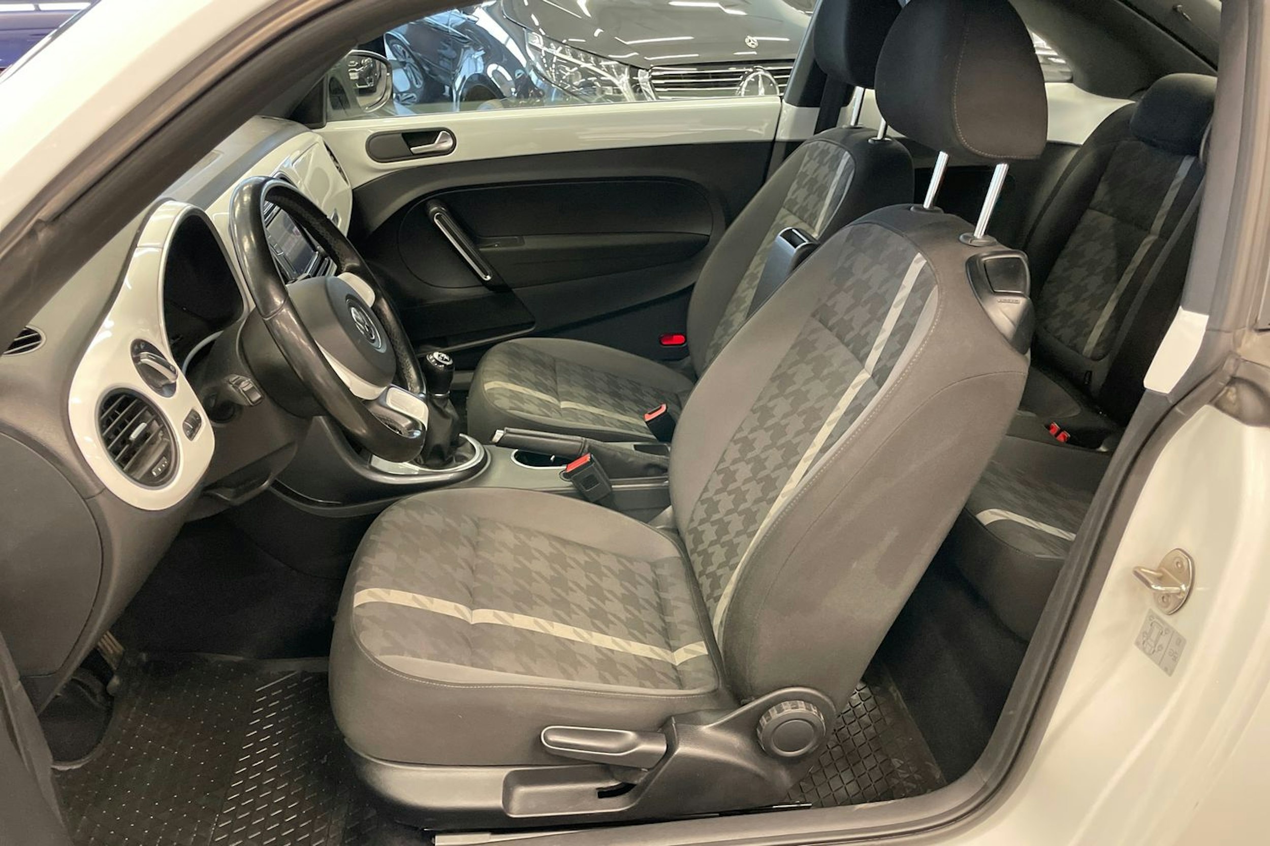 Valkoinen Volkswagen BEETLE 2018 kuva 15.