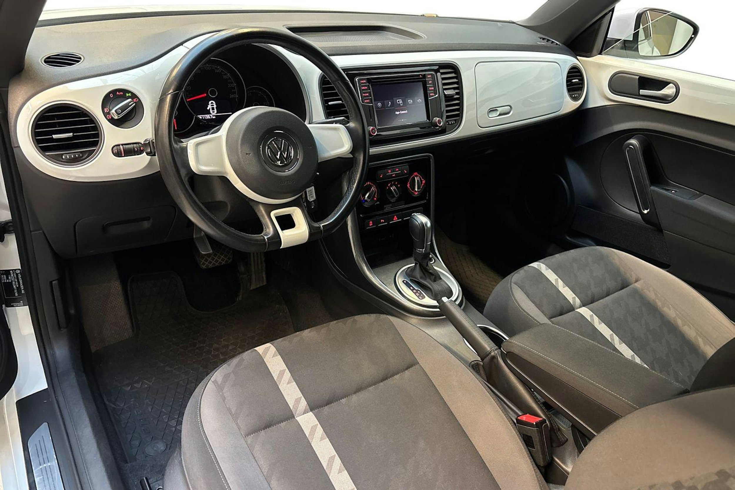 Valkoinen Volkswagen BEETLE 2018 kuva 7.