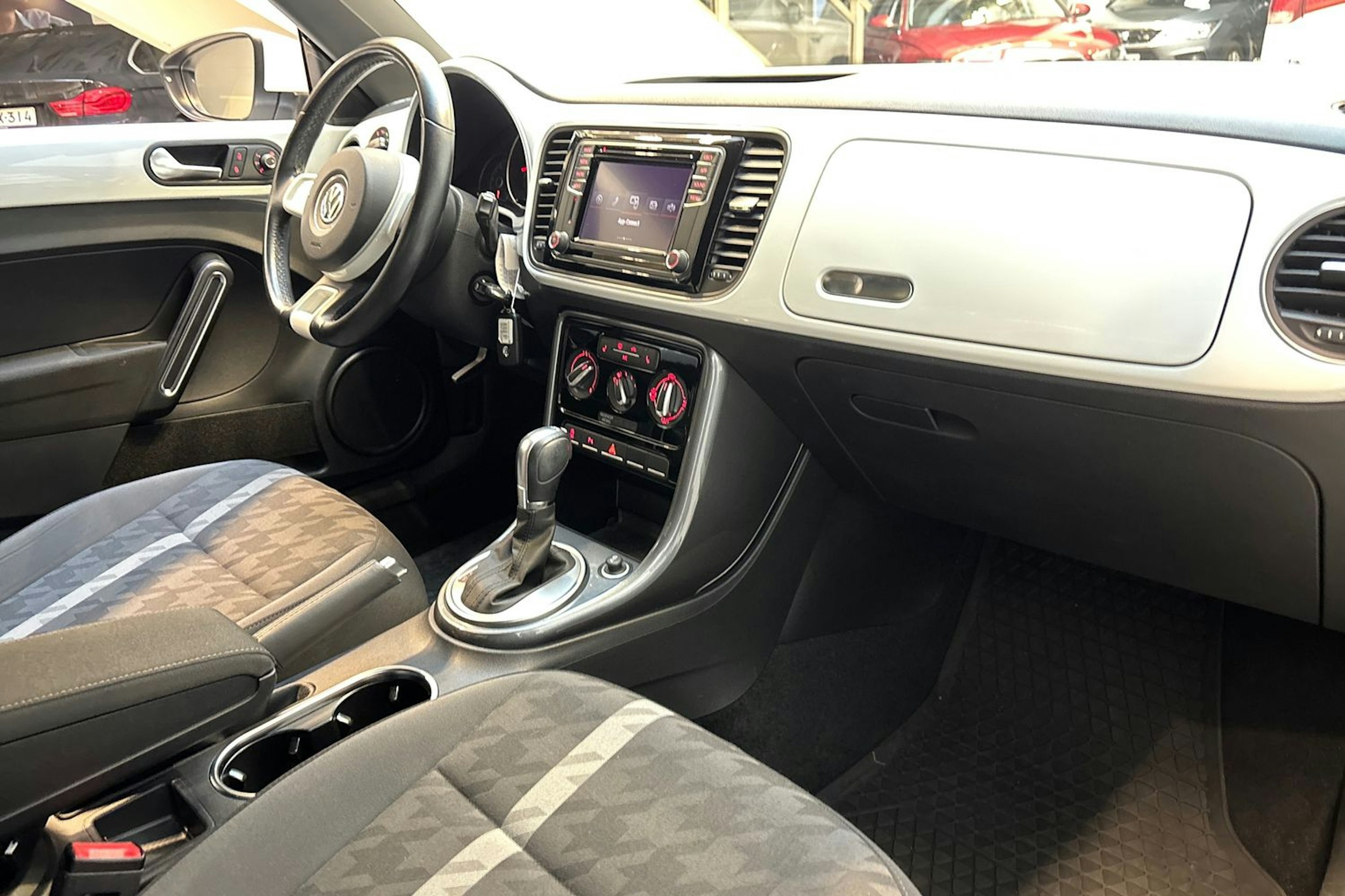 Valkoinen Volkswagen BEETLE 2018 kuva 23.