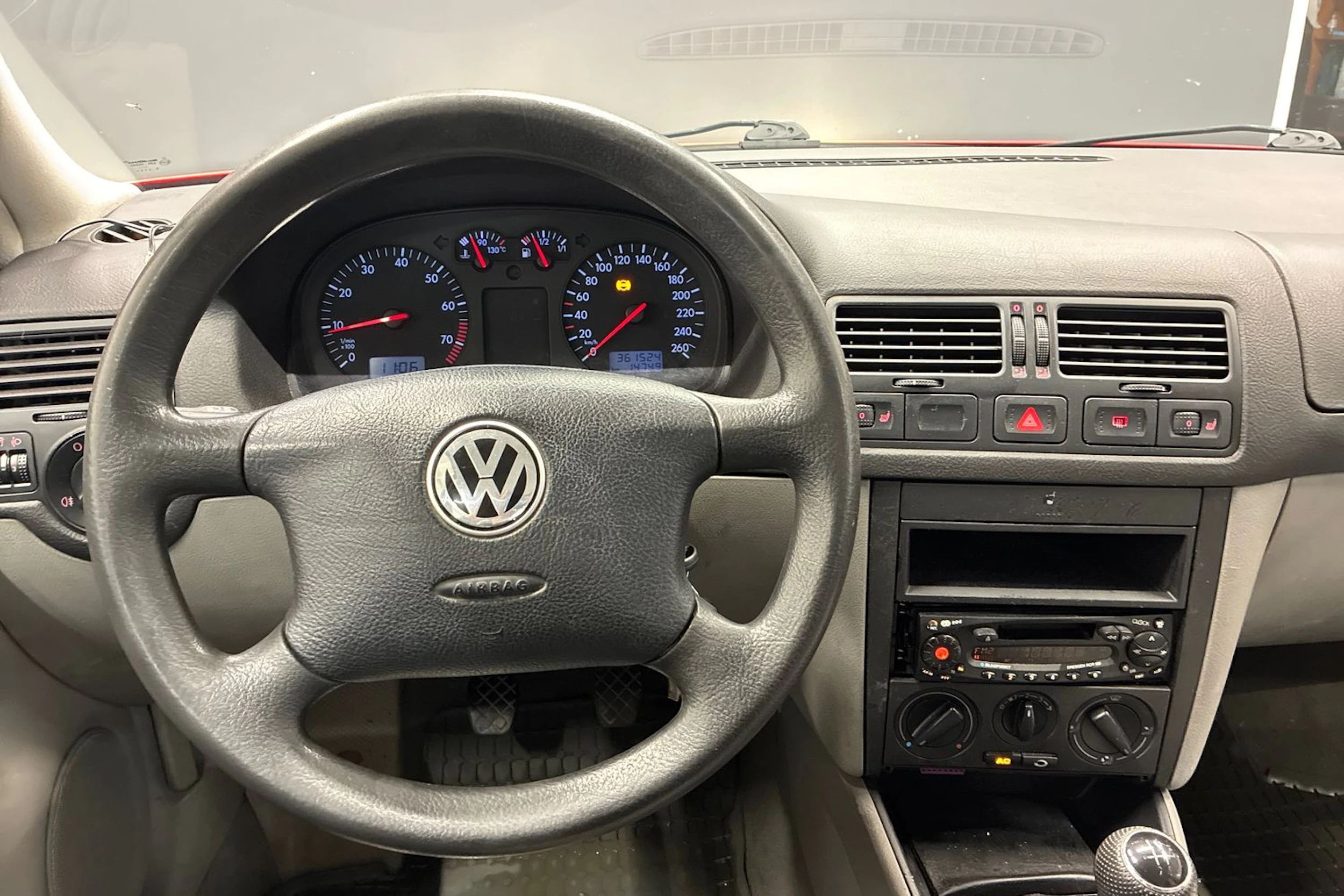 Punainen Volkswagen BORA 1999 kuva 11.