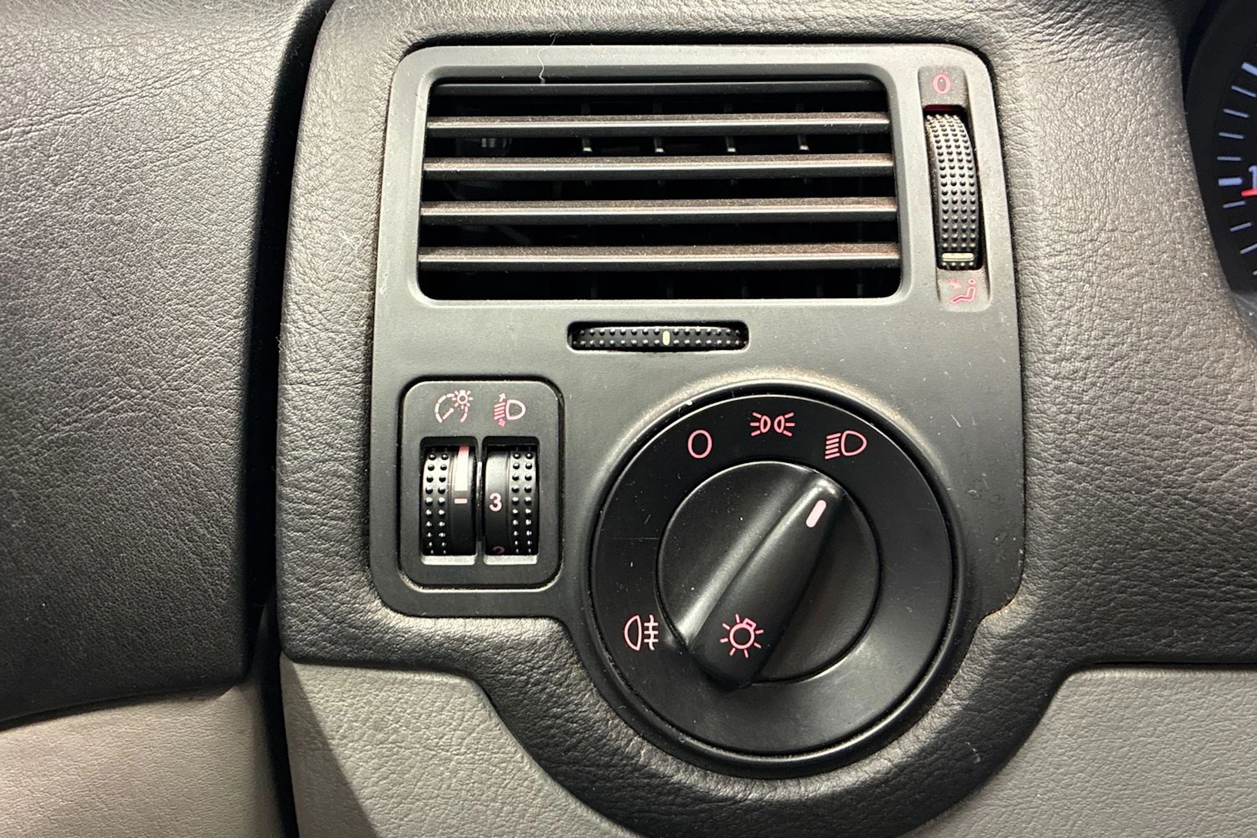 Punainen Volkswagen BORA 1999 kuva 13.