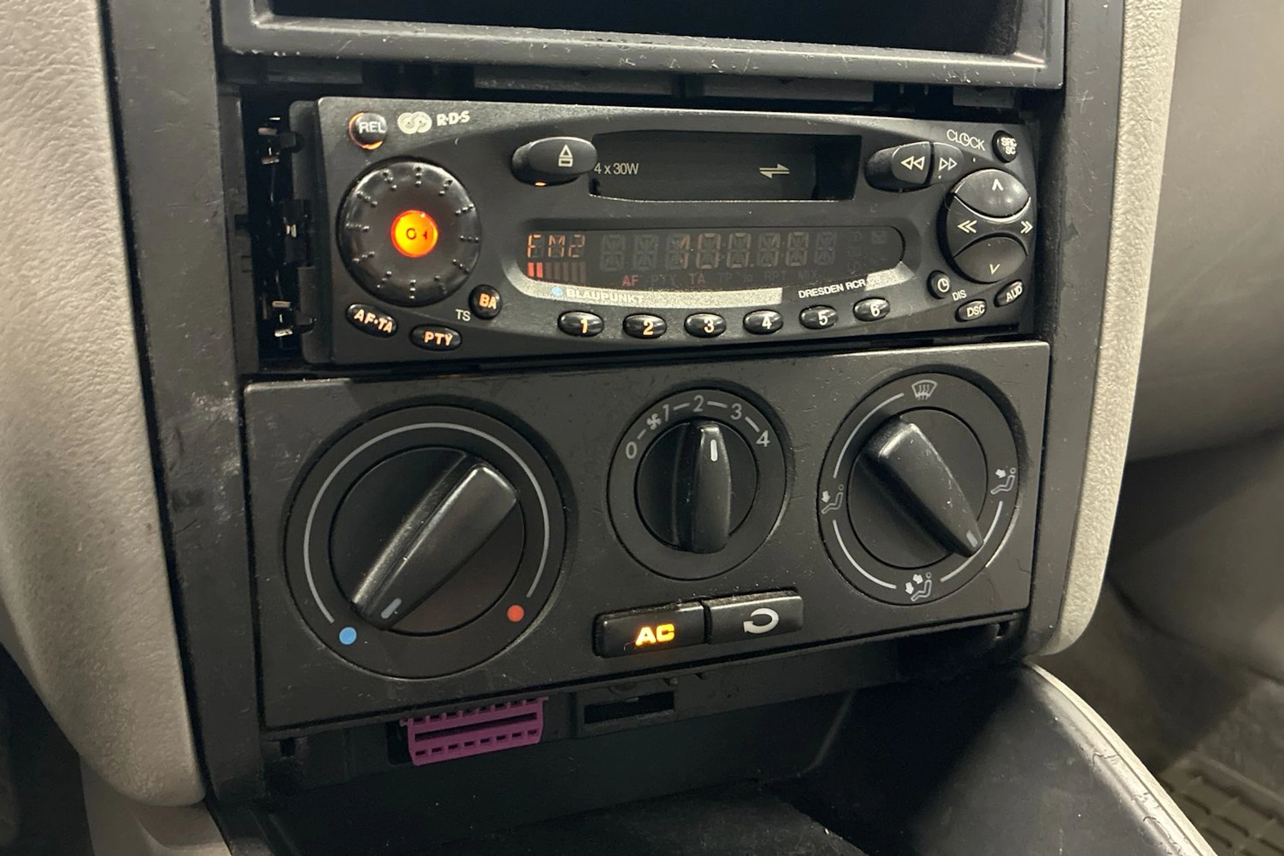 Punainen Volkswagen BORA 1999 kuva 14.