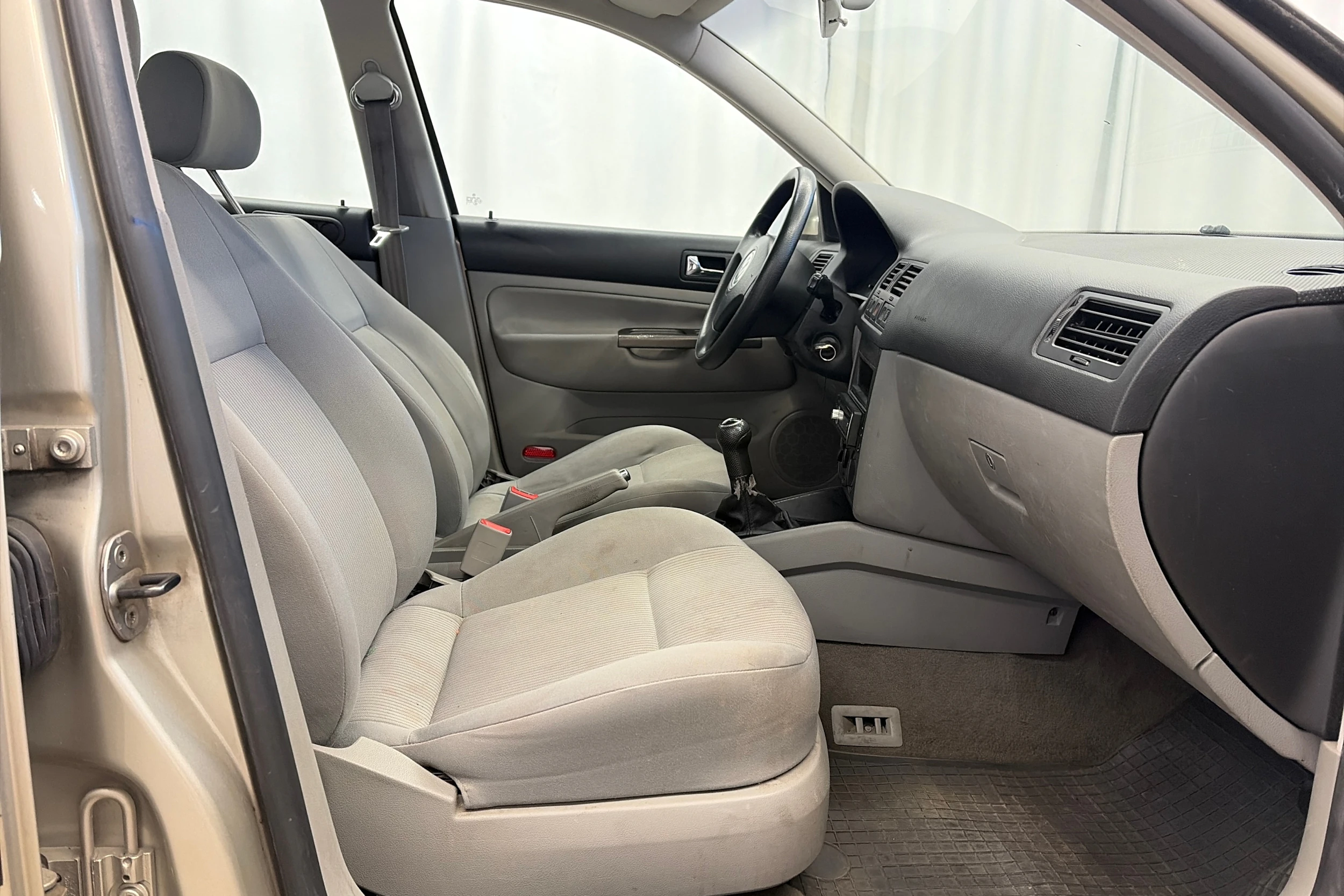 harmaa Volkswagen Bora 2004 kuva 19.