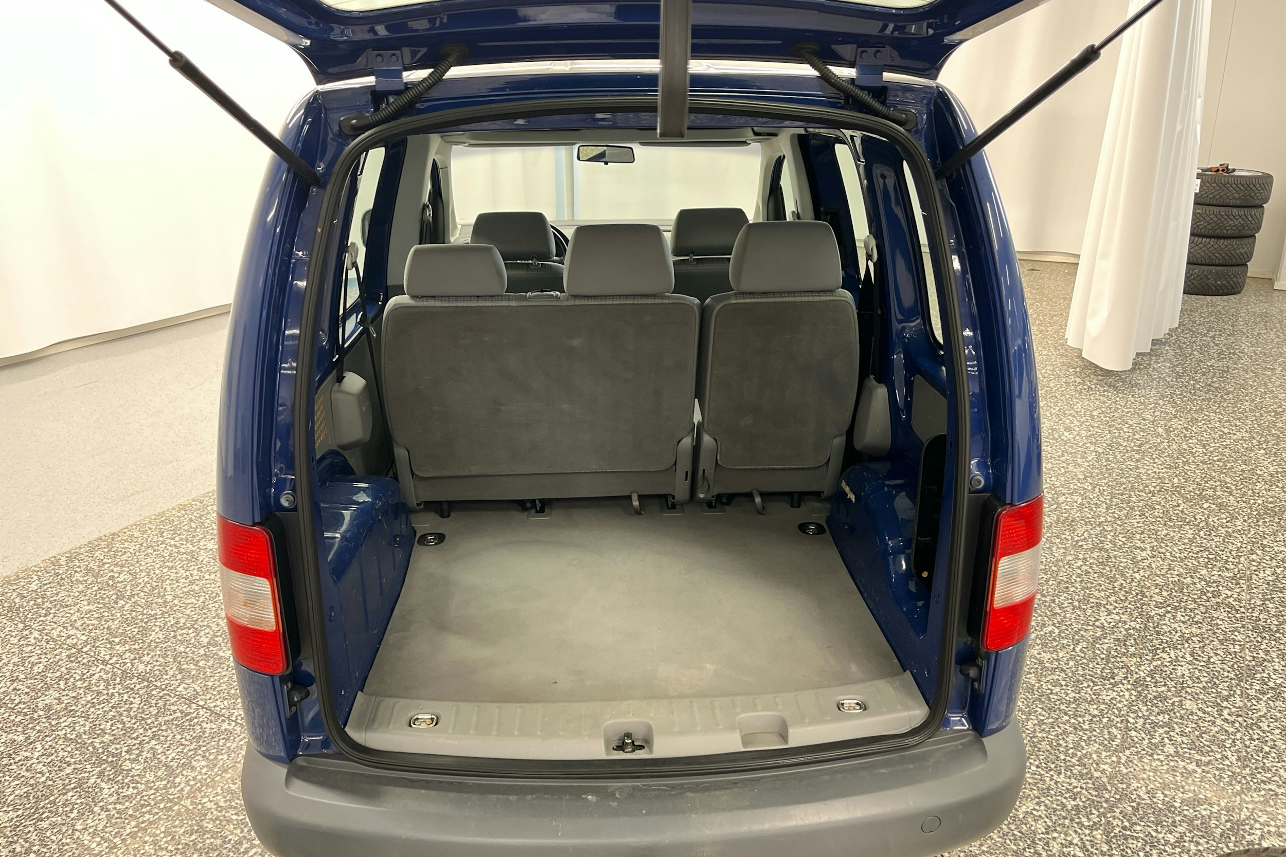 sininen Volkswagen Caddy 2004 kuva 15.
