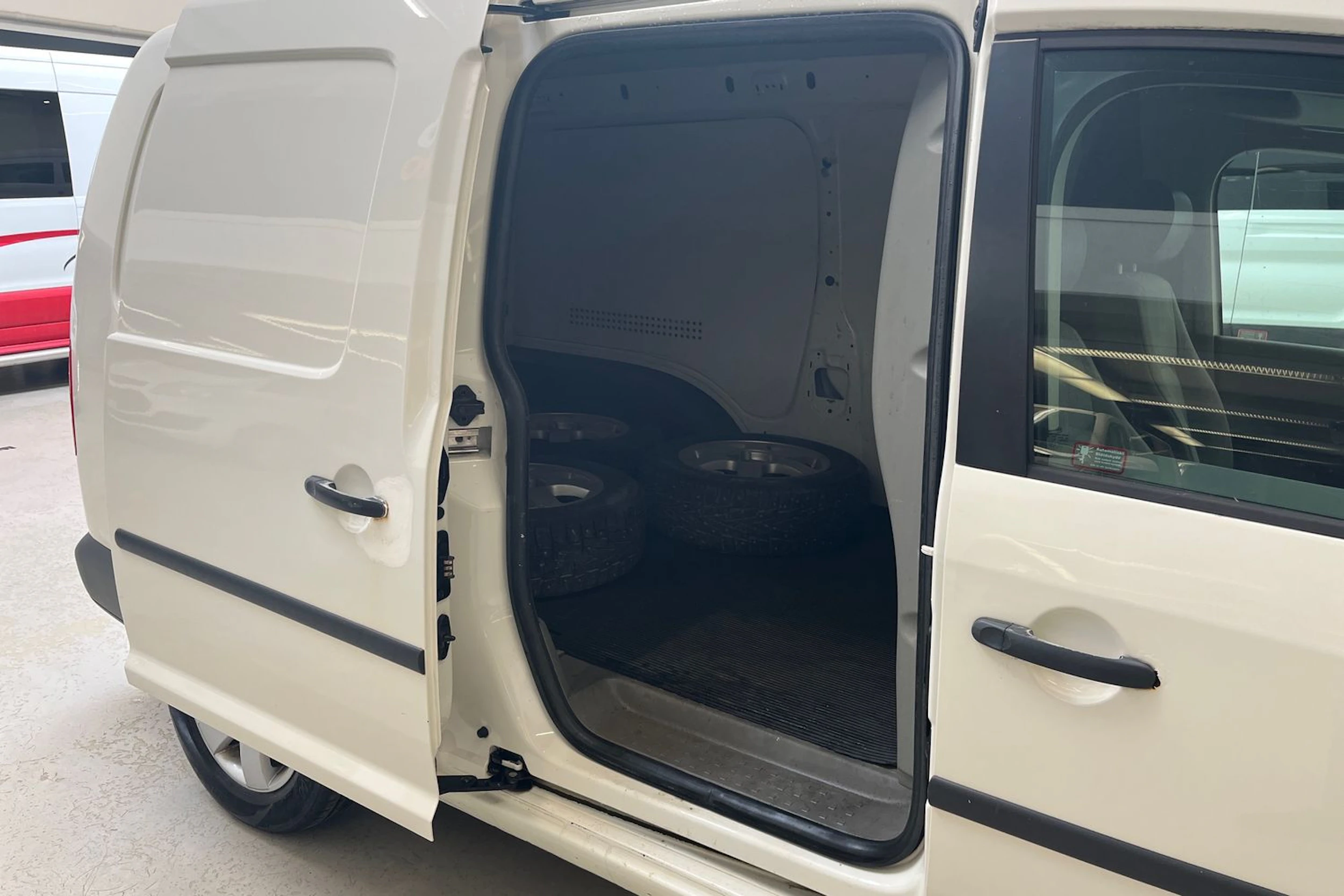 valkoinen Volkswagen Caddy 2009 kuva 10.