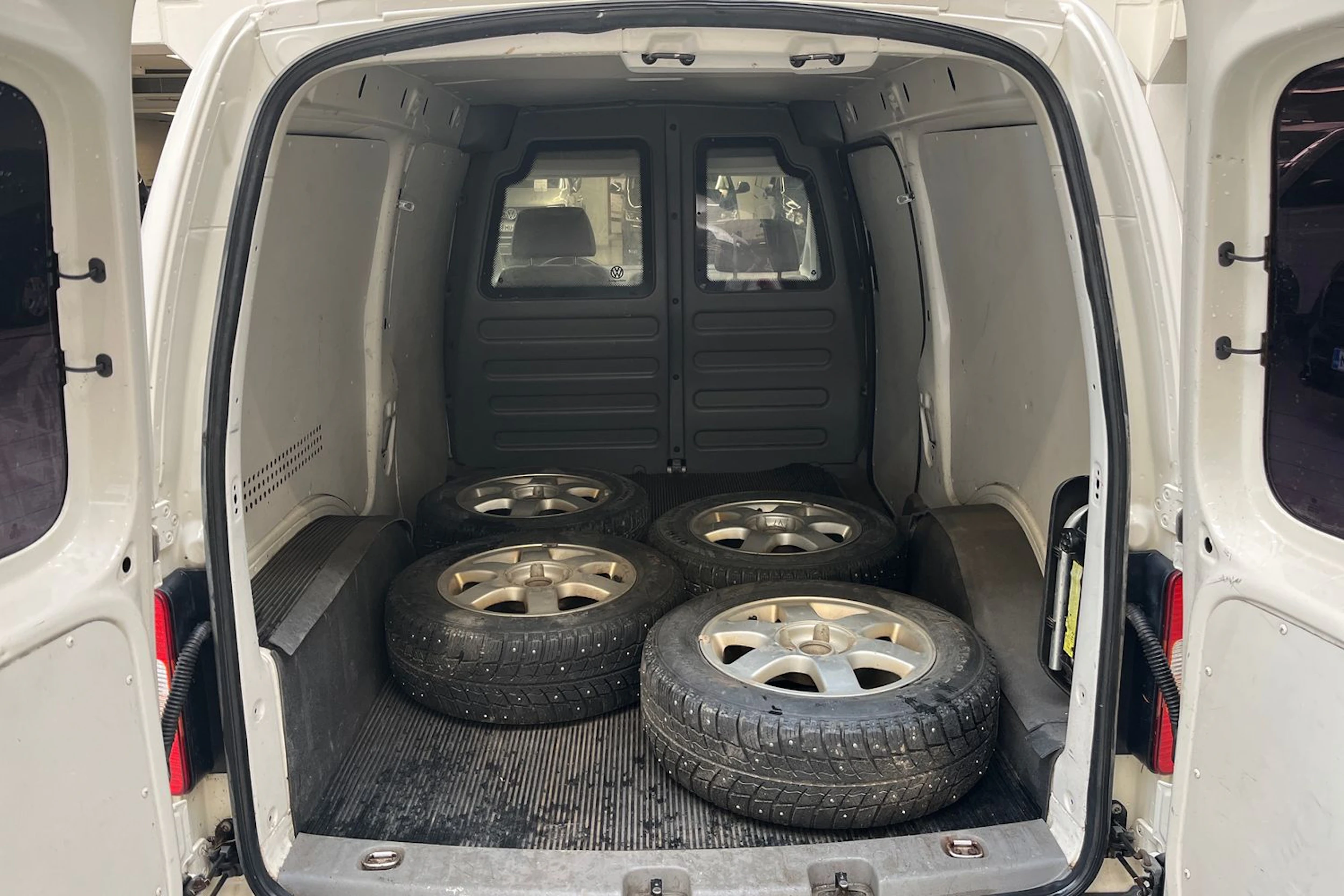 valkoinen Volkswagen Caddy 2009 kuva 11.