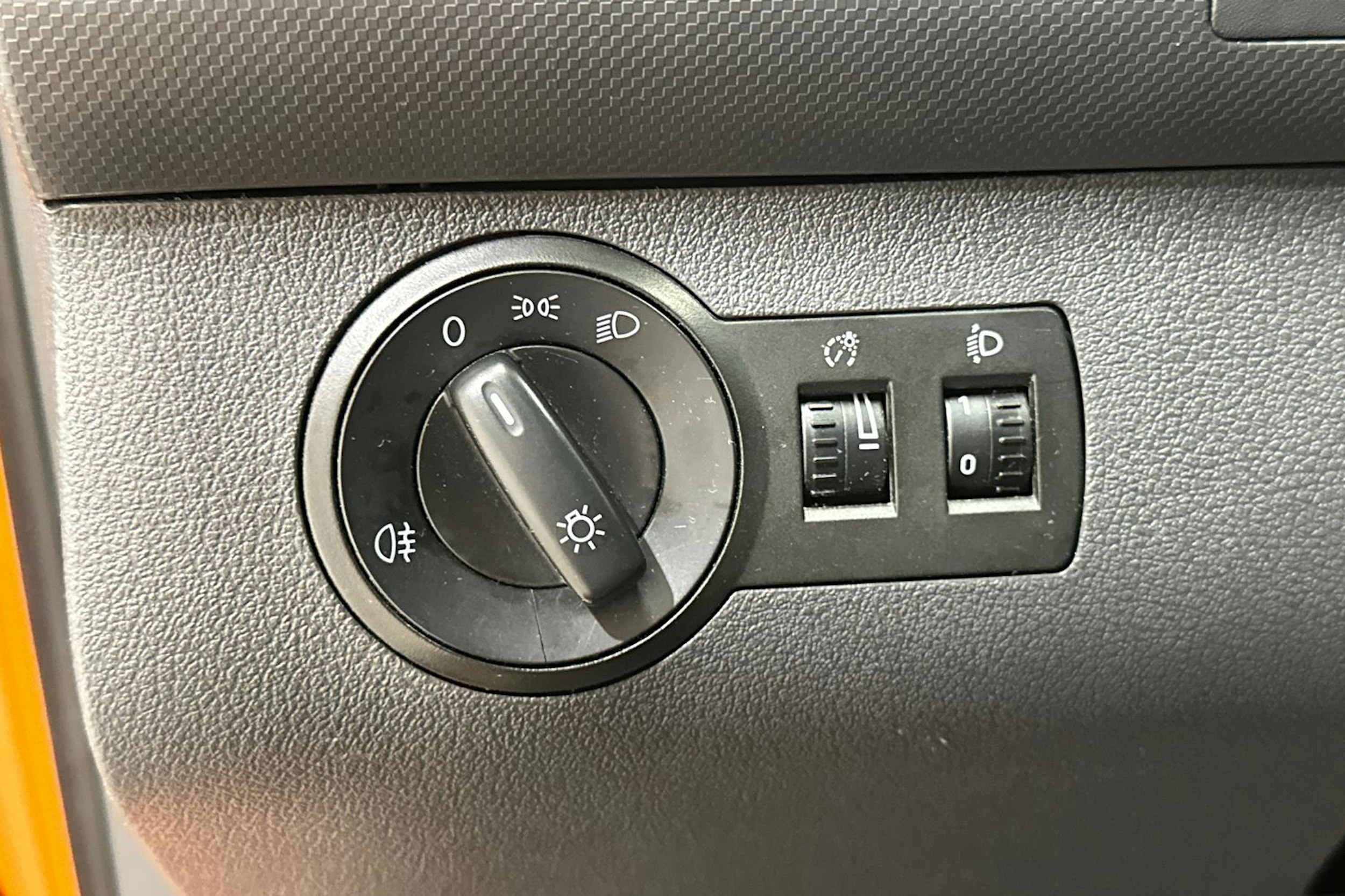 oranssi Volkswagen Caddy 2009 kuva 16.