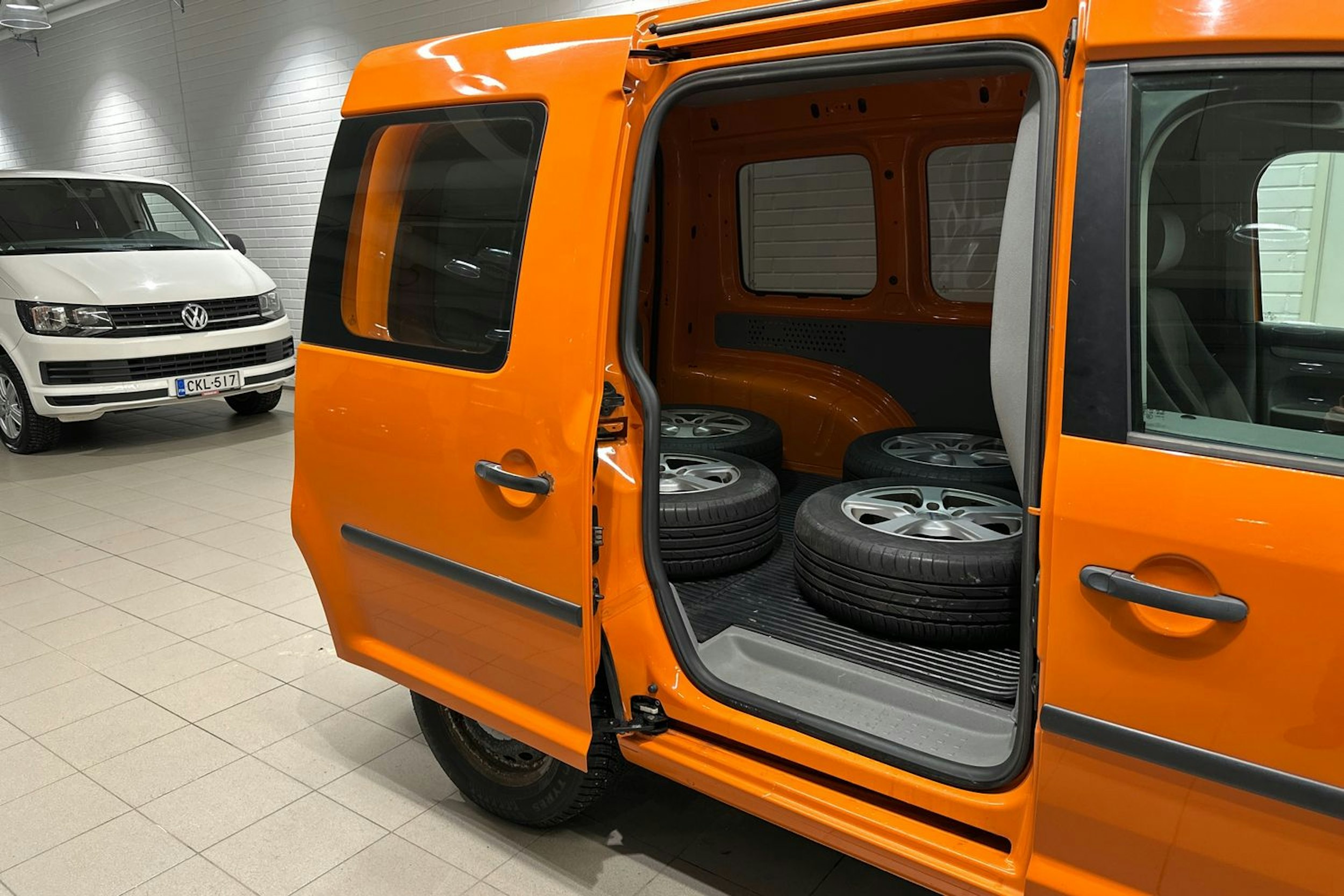 oranssi Volkswagen Caddy 2009 kuva 22.