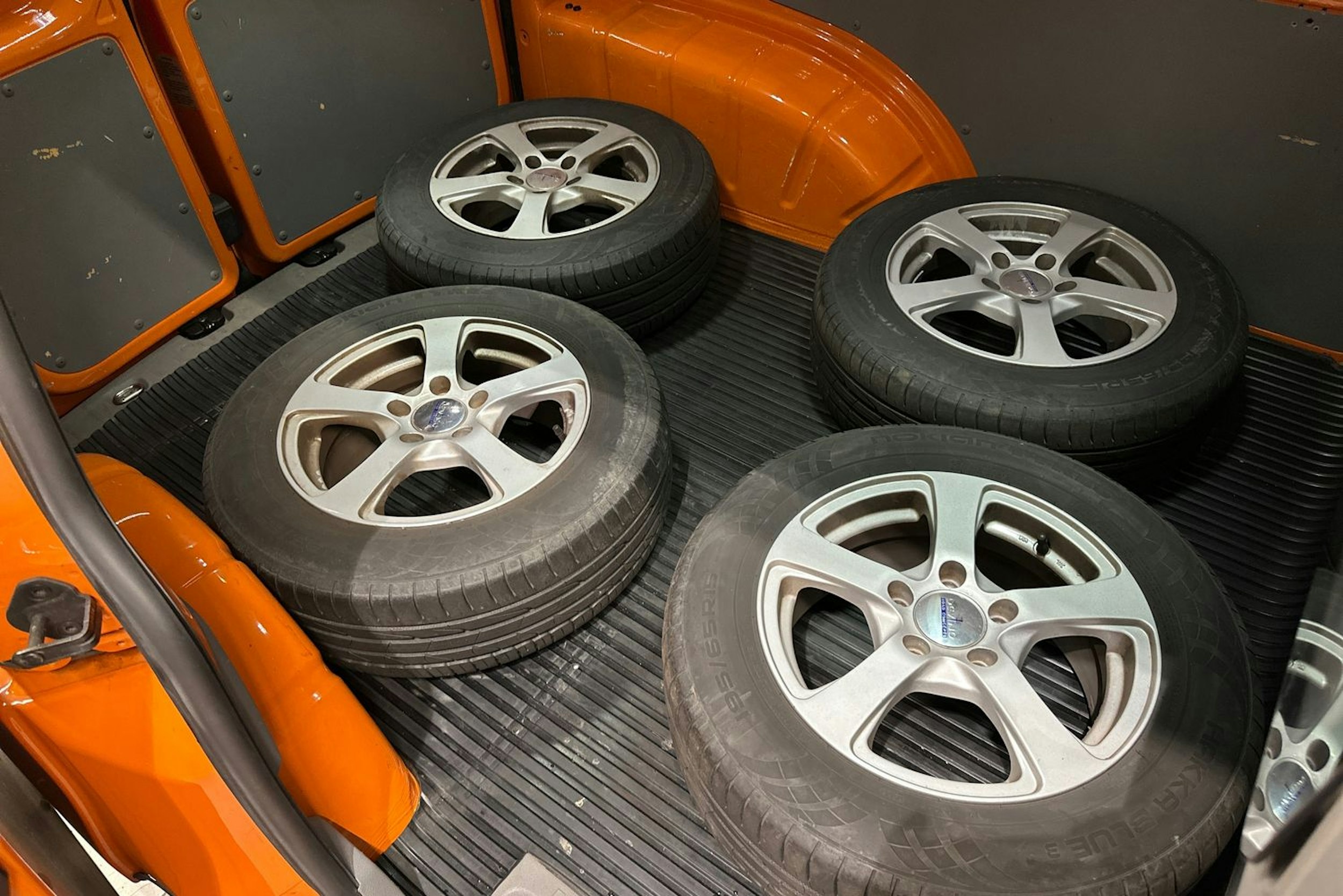 oranssi Volkswagen Caddy 2009 kuva 24.