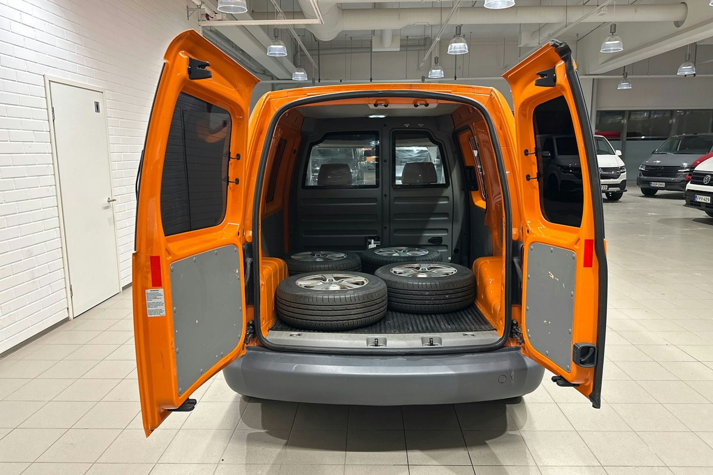 oranssi Volkswagen Caddy 2009 kuva 26.