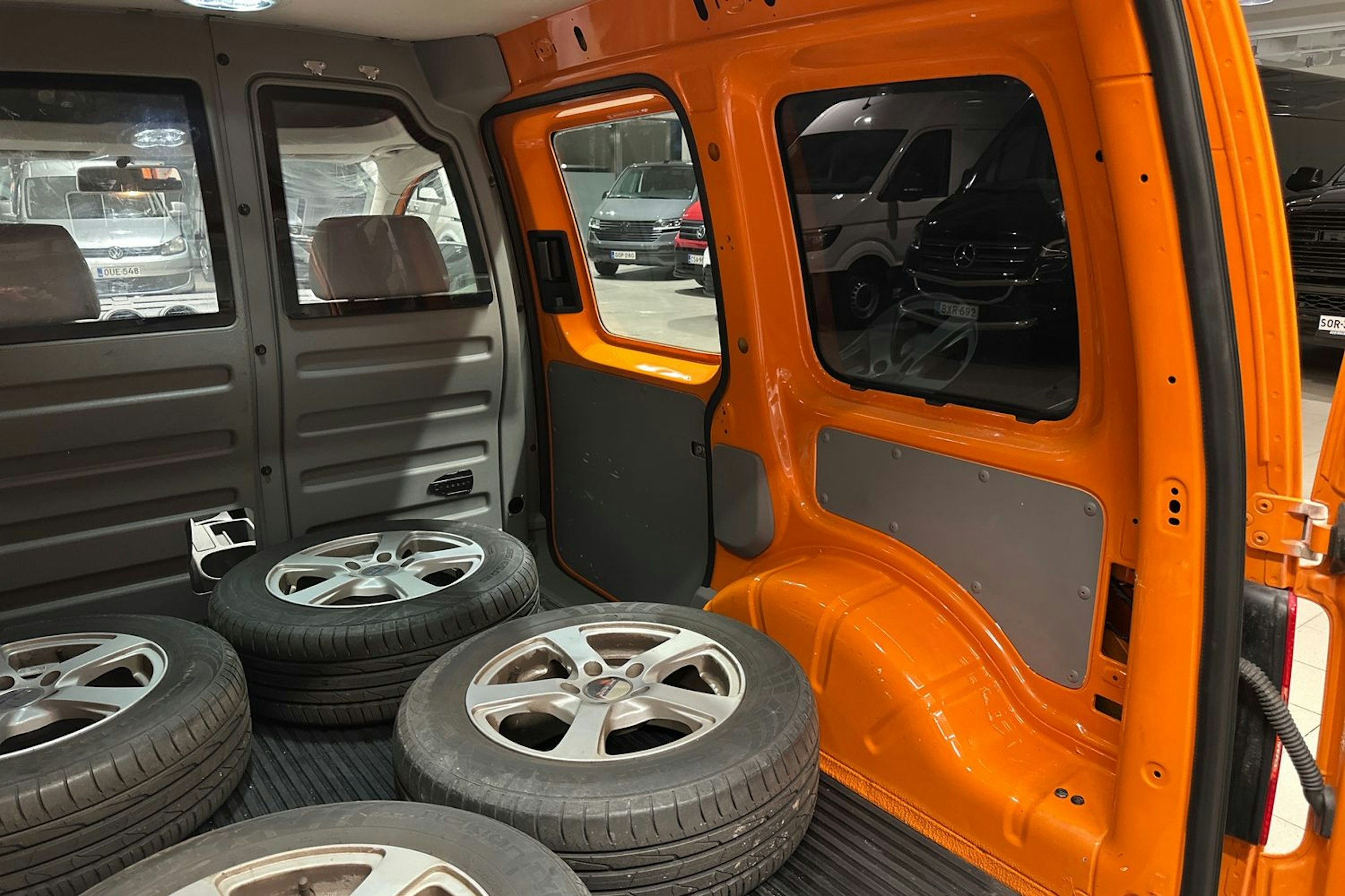 oranssi Volkswagen Caddy 2009 kuva 27.