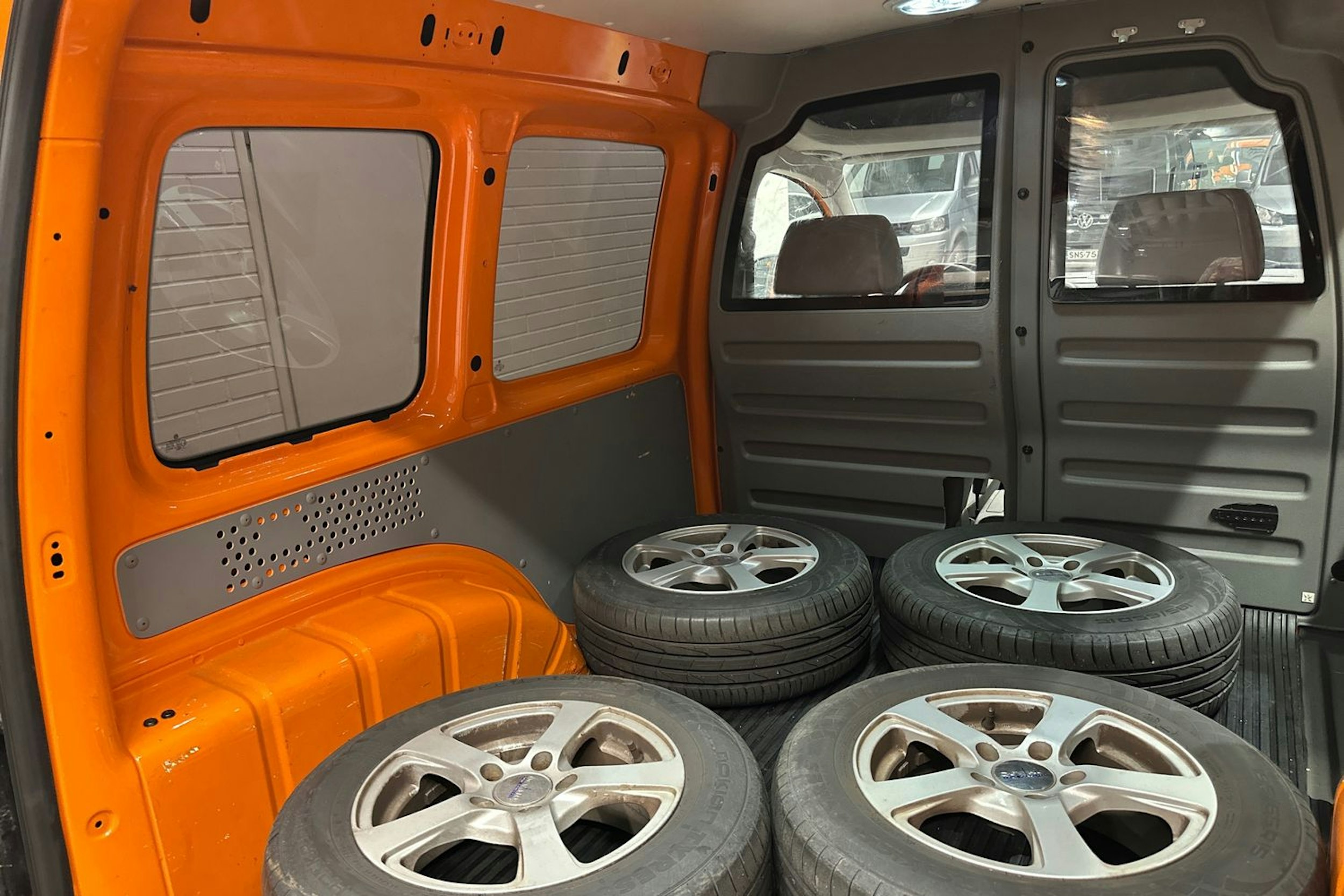 oranssi Volkswagen Caddy 2009 kuva 28.