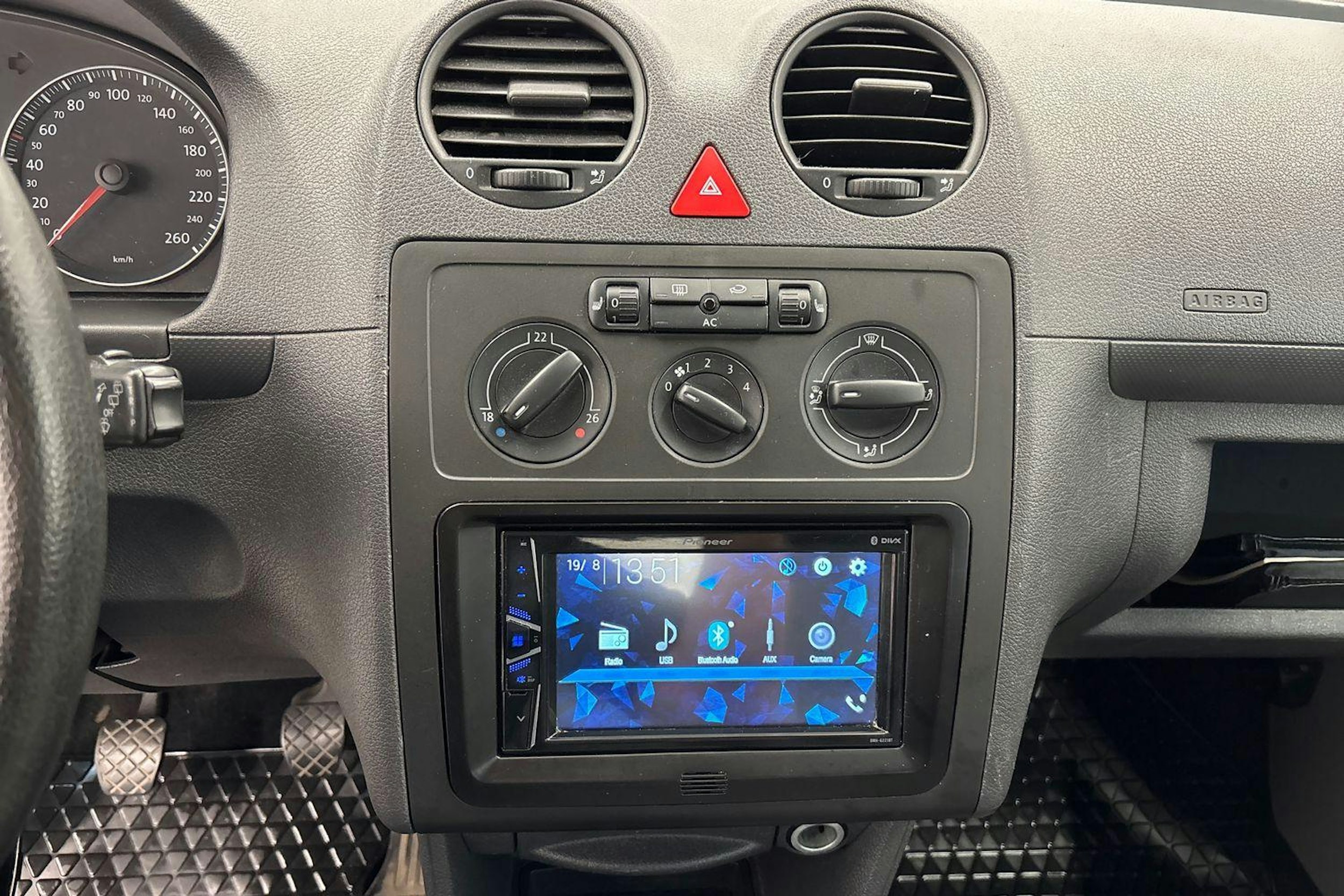 punainen Volkswagen Caddy 2010 kuva 9.