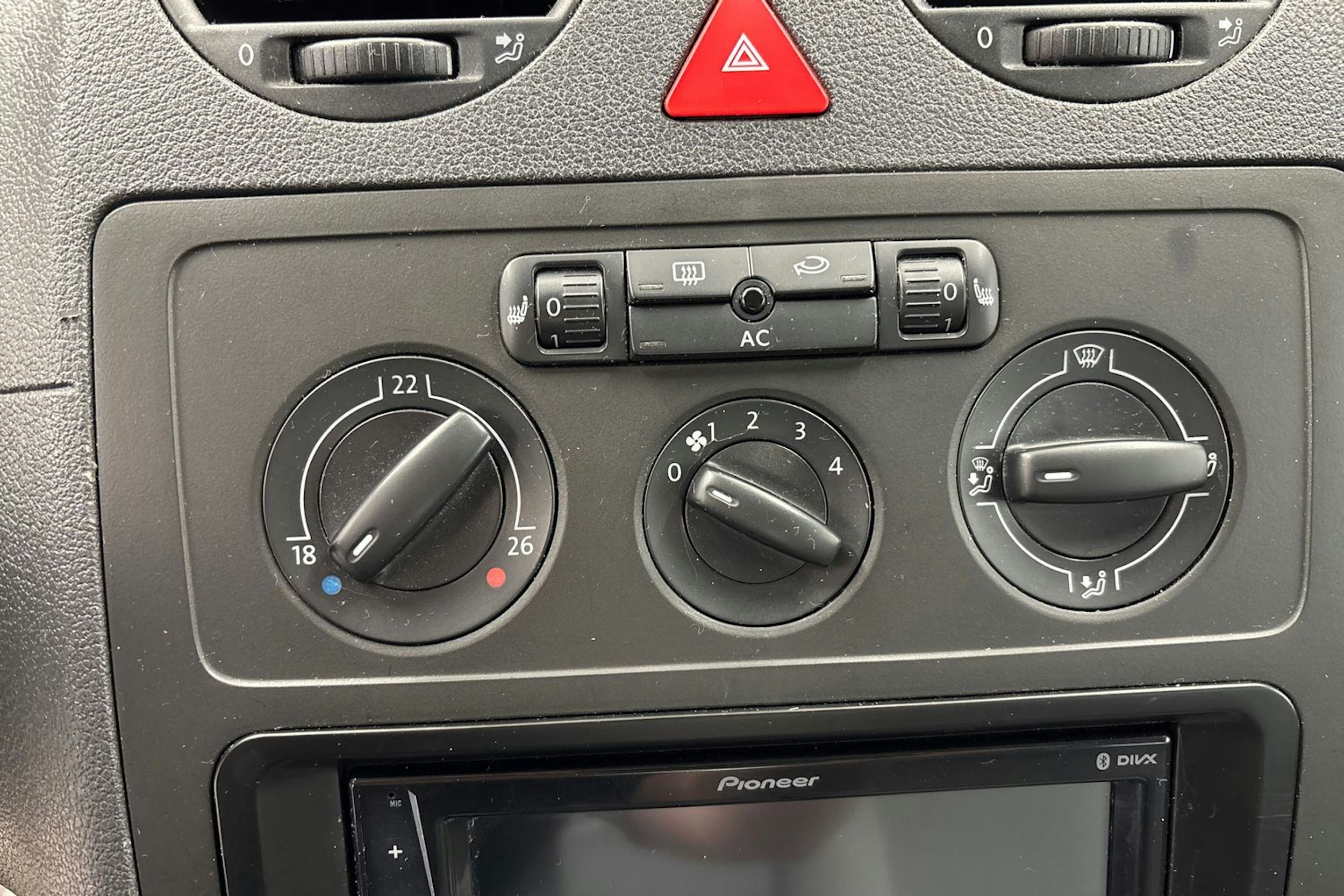 punainen Volkswagen Caddy 2010 kuva 14.