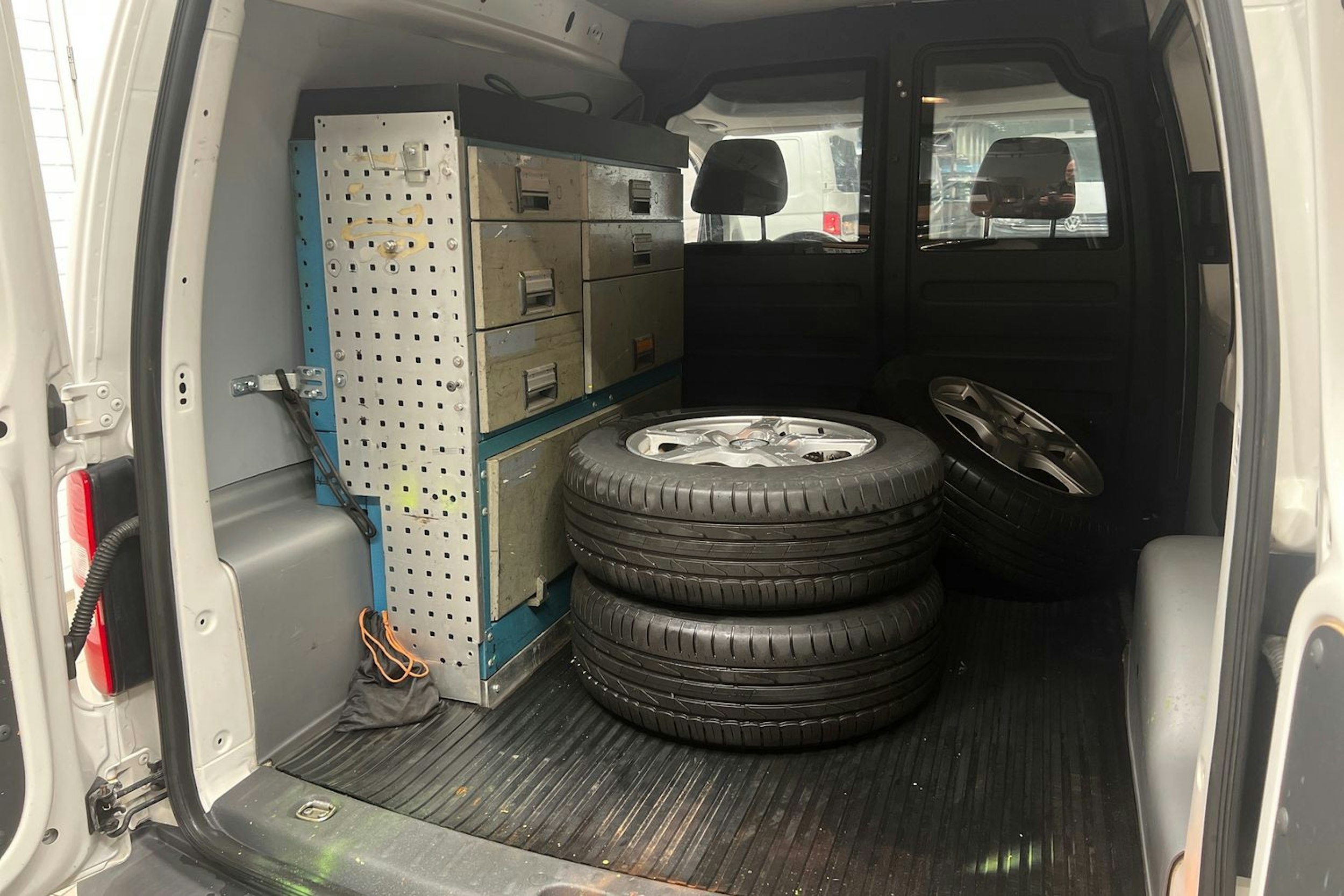 Valkoinen Volkswagen CADDY 2010 kuva 18.