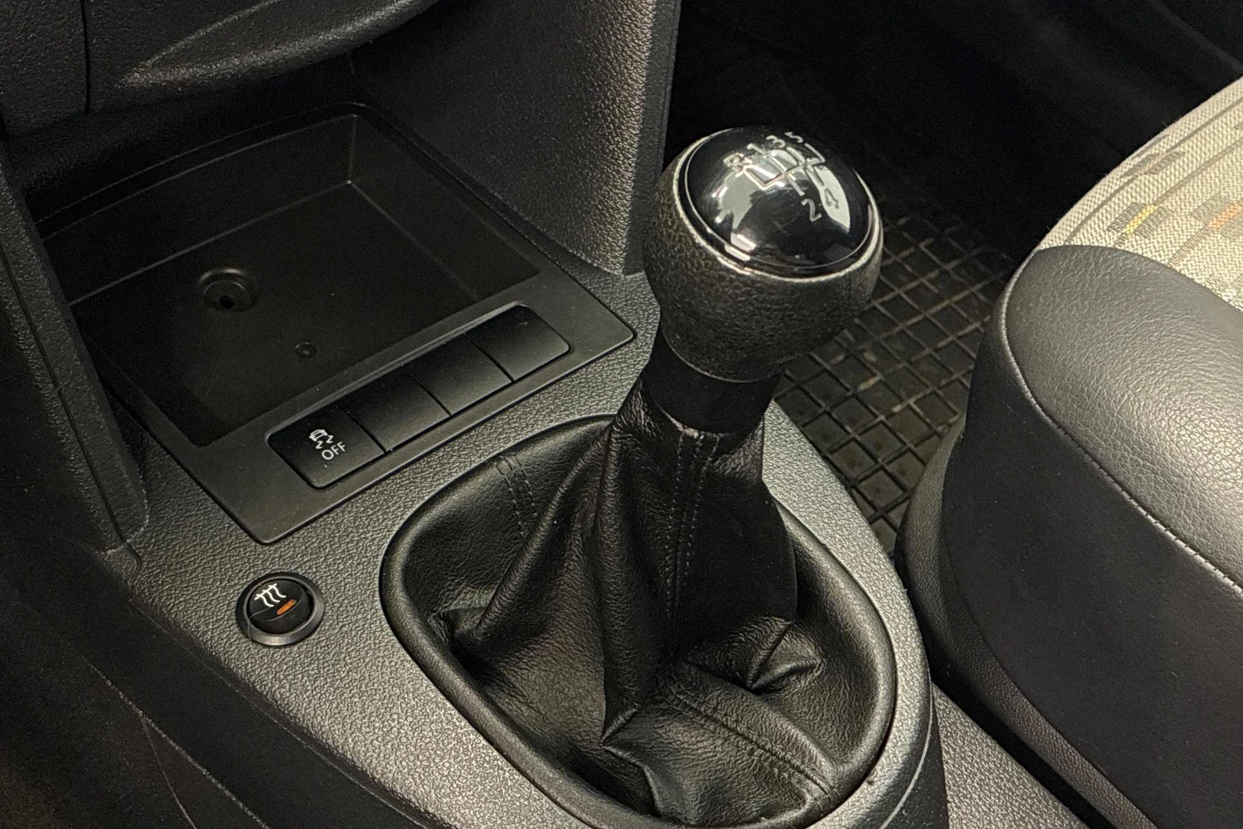 valkoinen Volkswagen Caddy 2010 kuva 11.