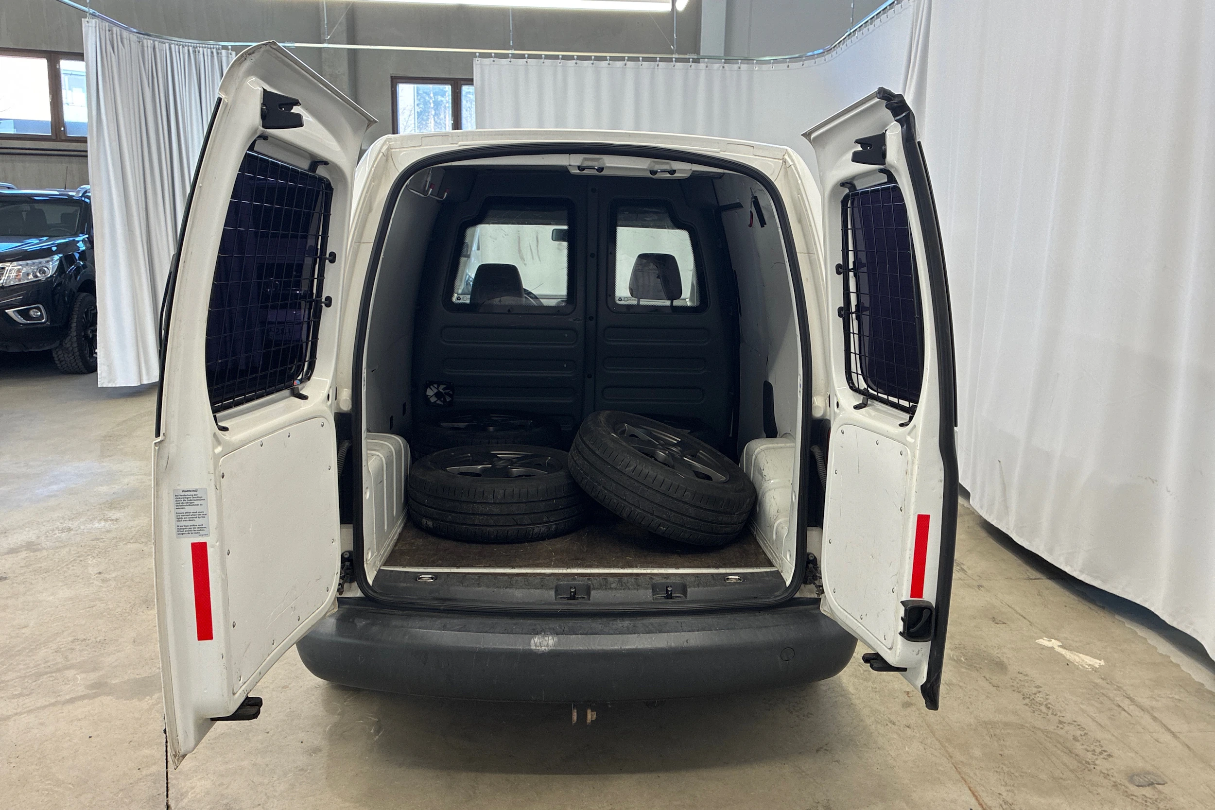 valkoinen Volkswagen Caddy 2010 kuva 13.