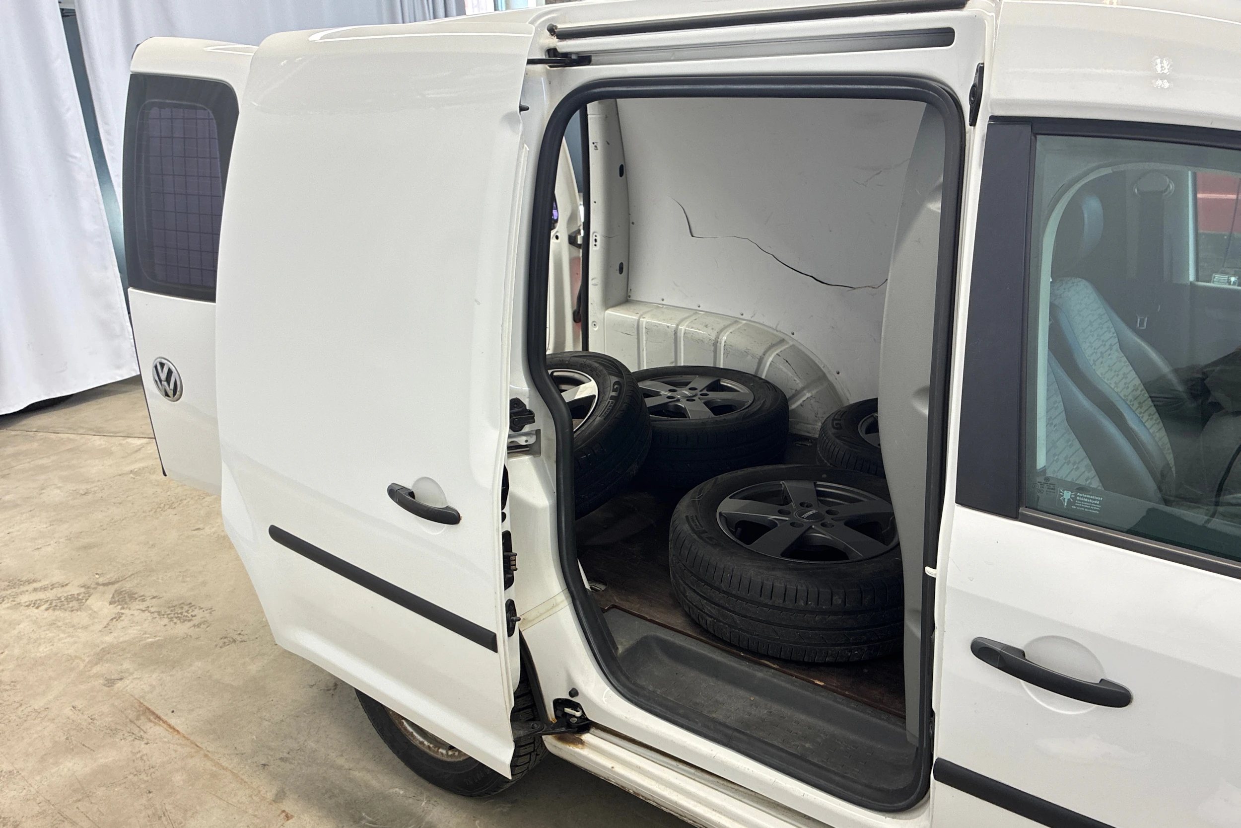 valkoinen Volkswagen Caddy 2010 kuva 14.