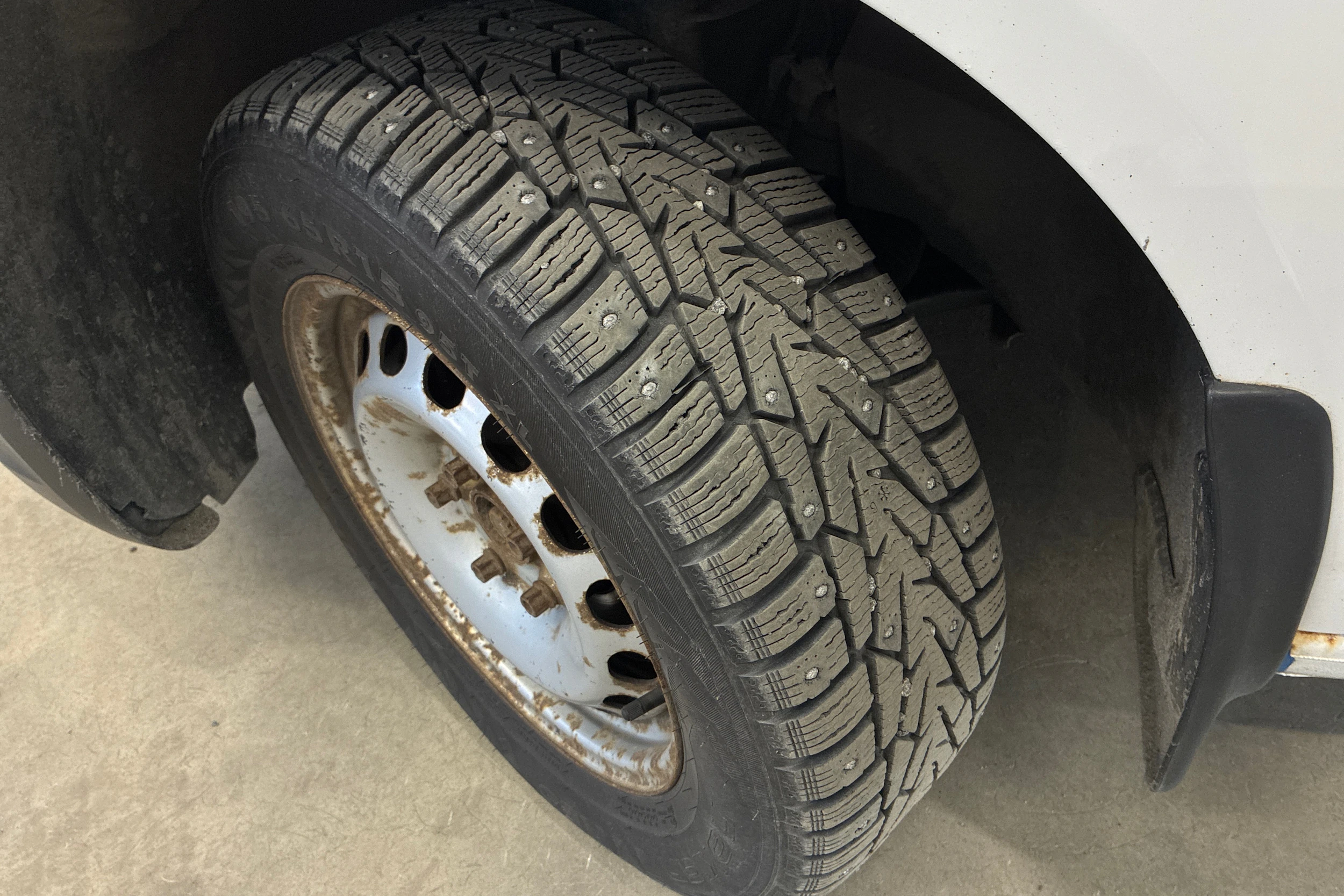 valkoinen Volkswagen Caddy 2010 kuva 16.