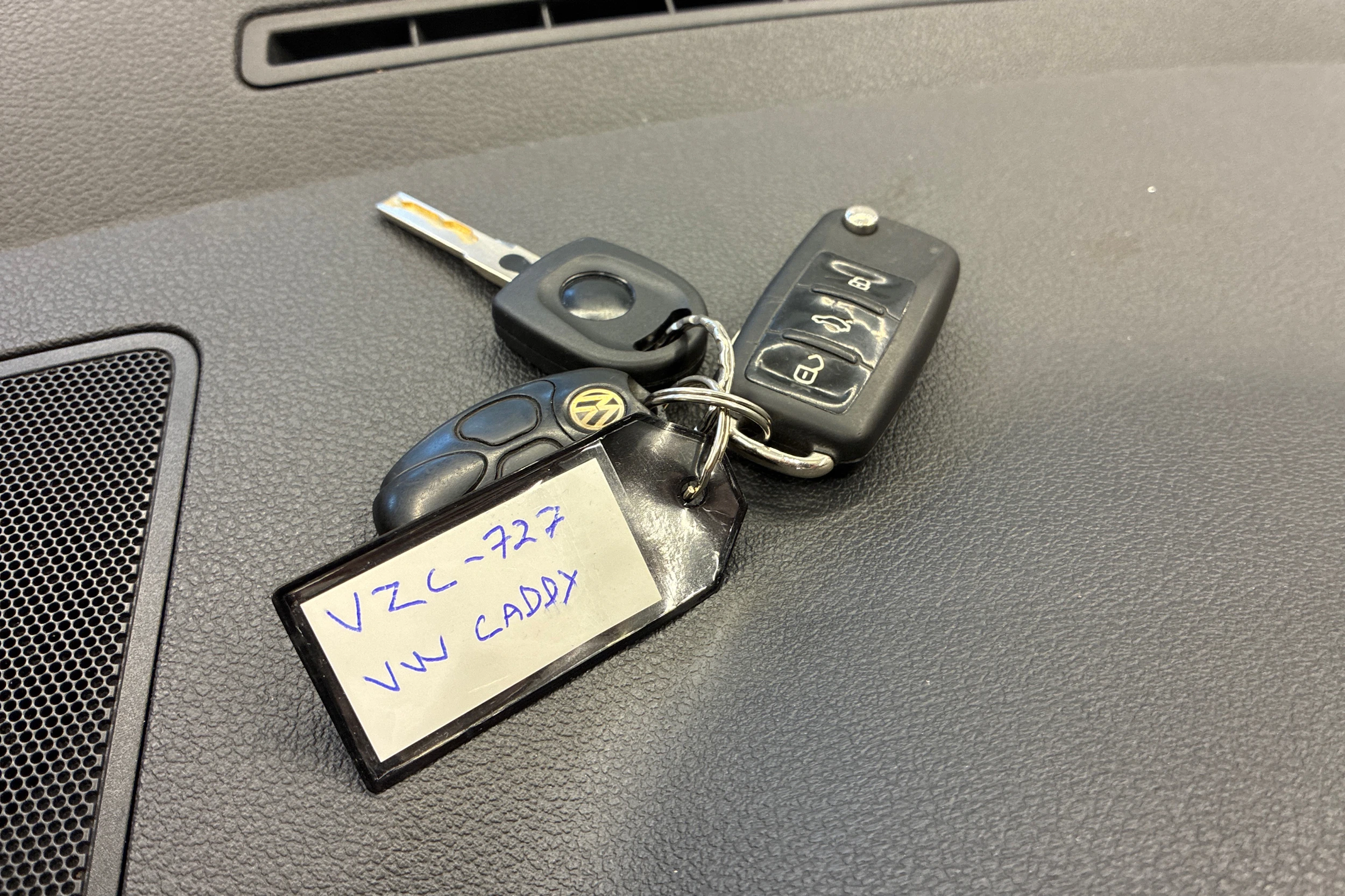 valkoinen Volkswagen Caddy 2010 kuva 17.