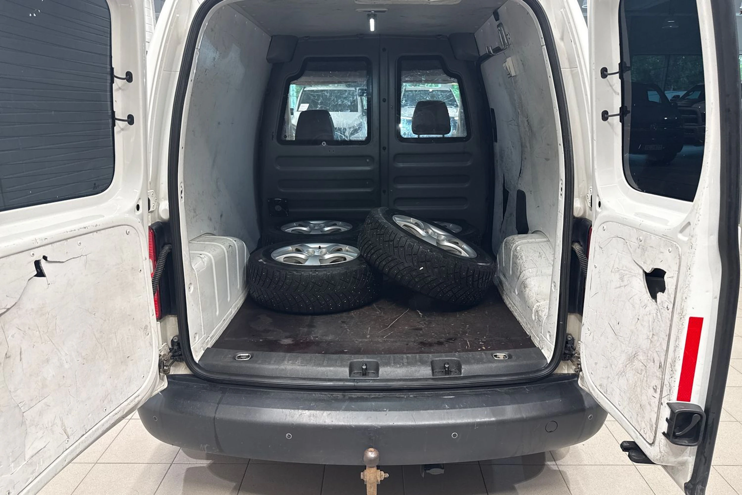valkoinen Volkswagen Caddy 2011 kuva 16.