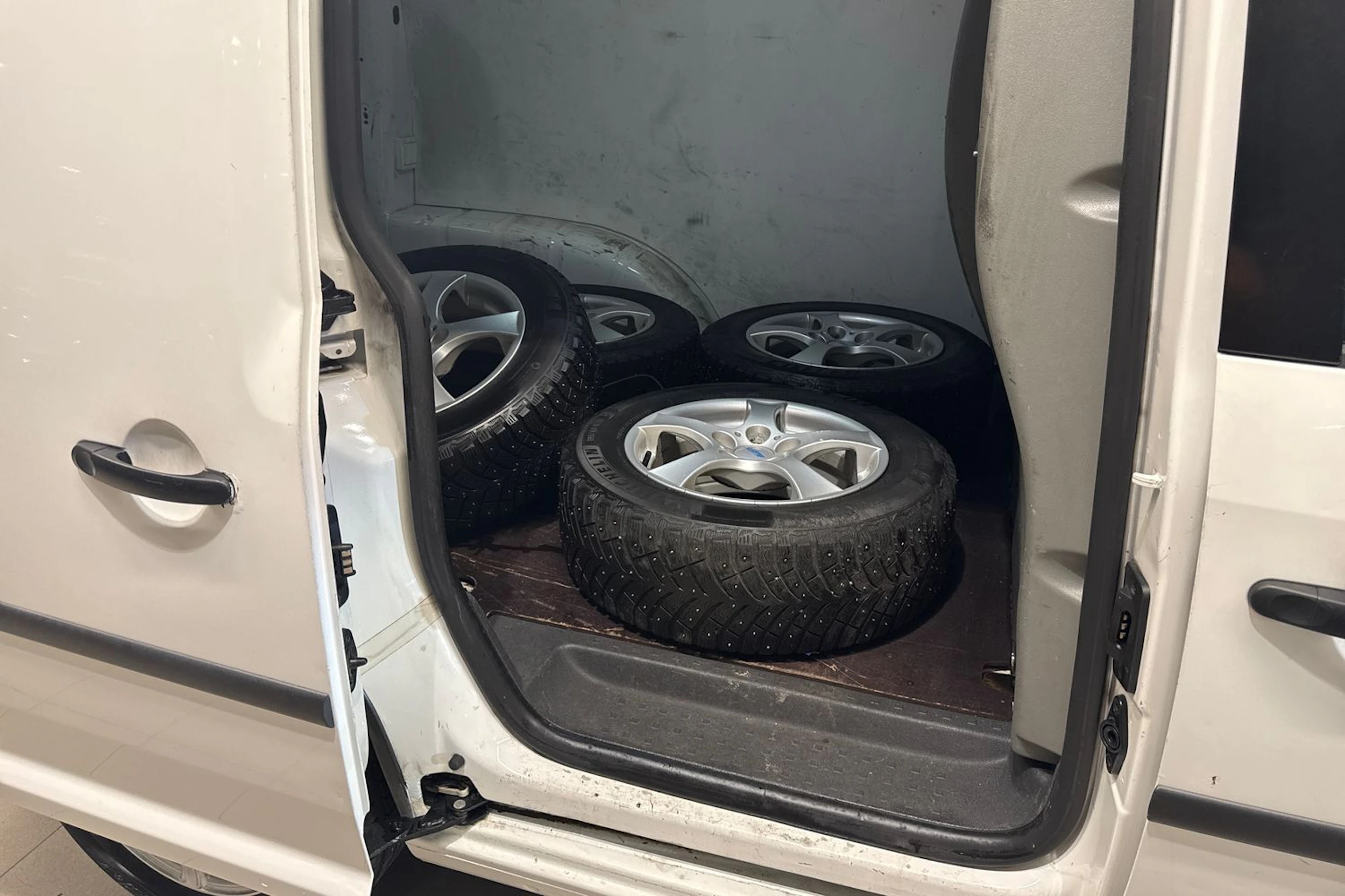valkoinen Volkswagen Caddy 2011 kuva 17.