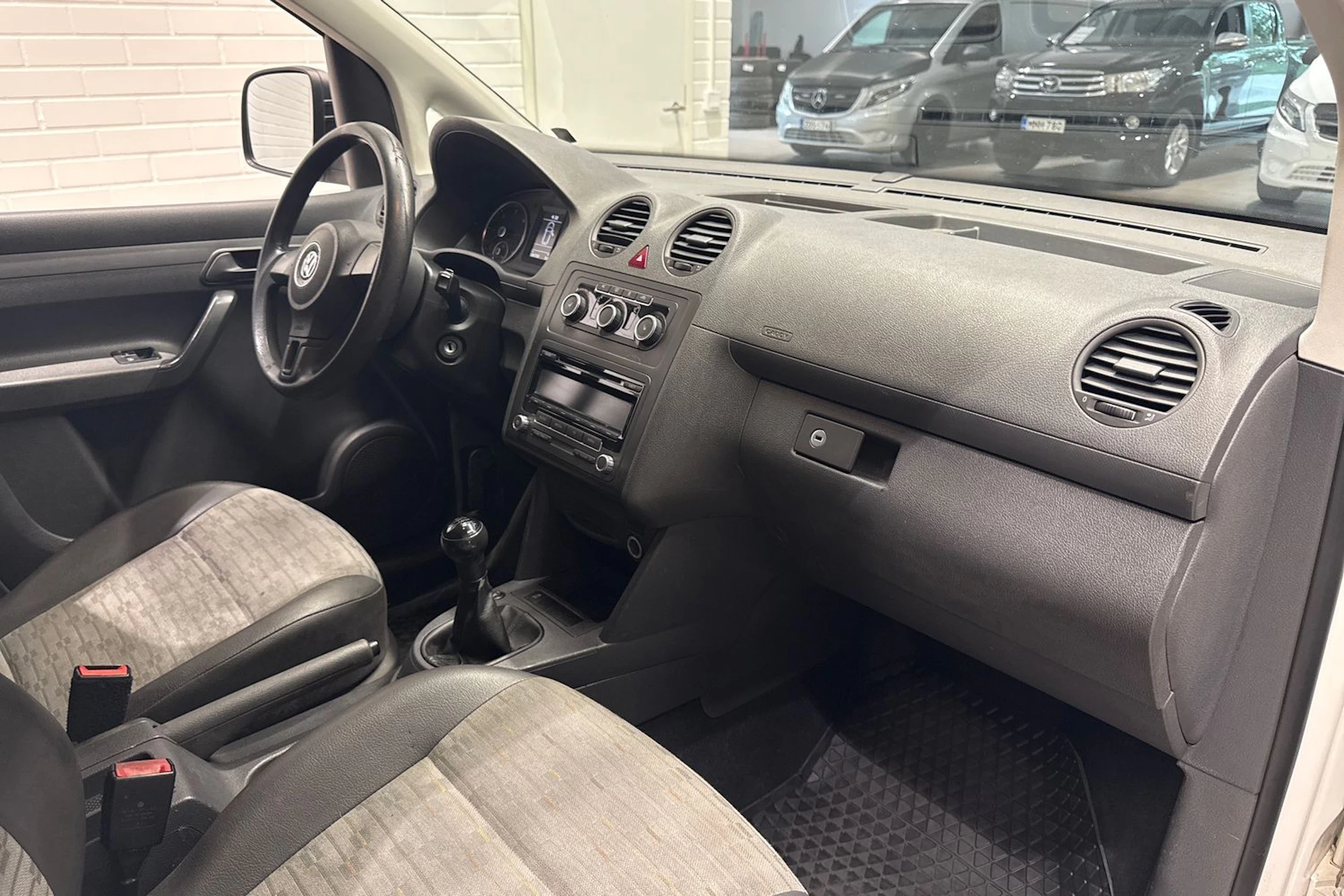 valkoinen Volkswagen Caddy 2011 kuva 18.