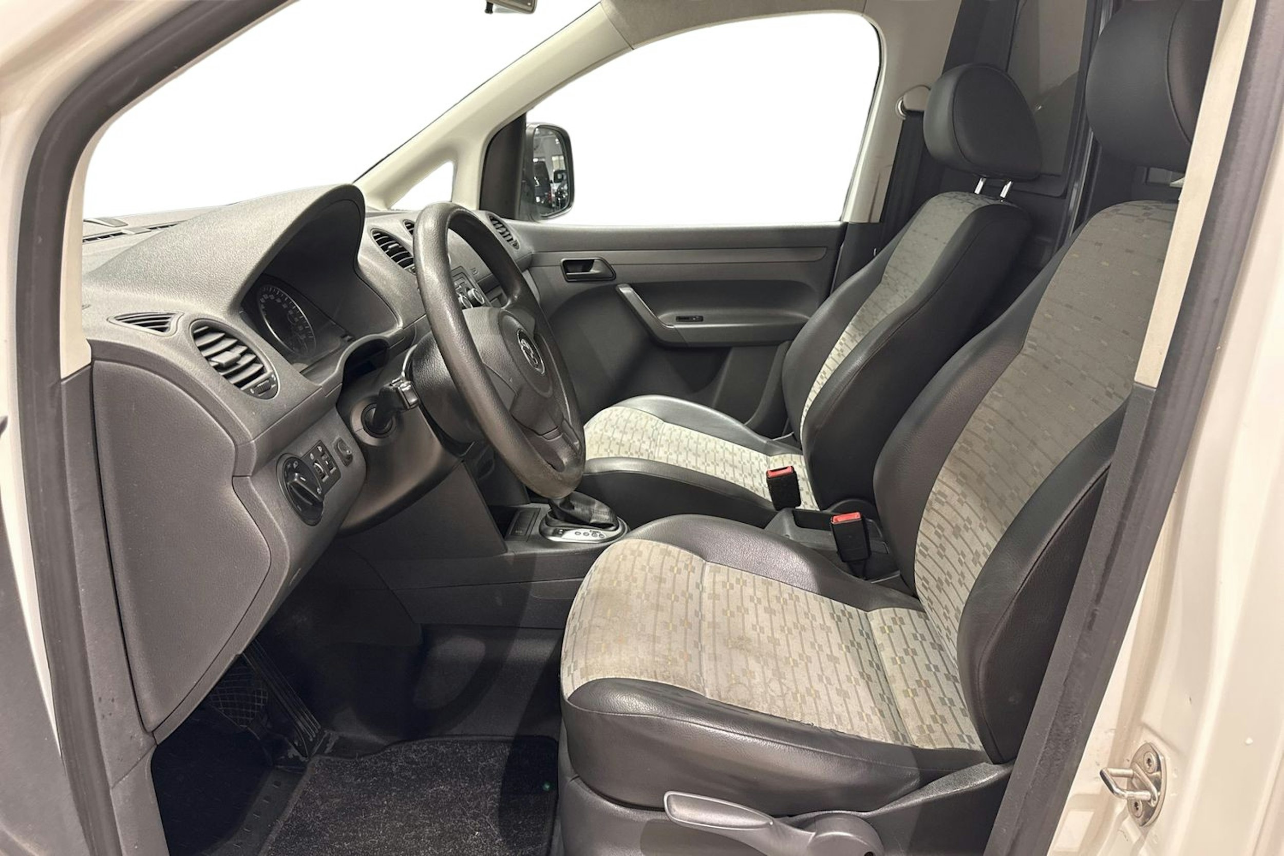 valkoinen Volkswagen Caddy 2011 kuva 9.