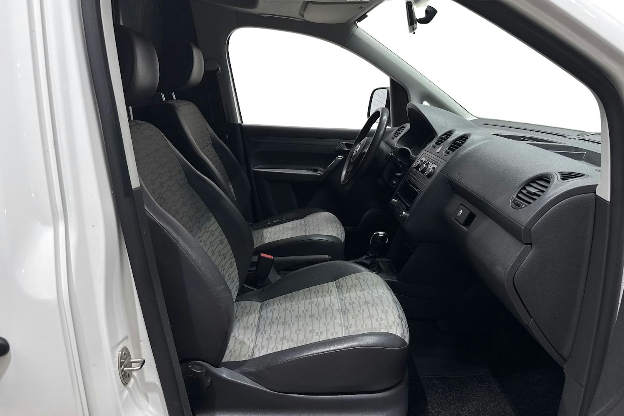 valkoinen Volkswagen Caddy 2011 kuva 10.