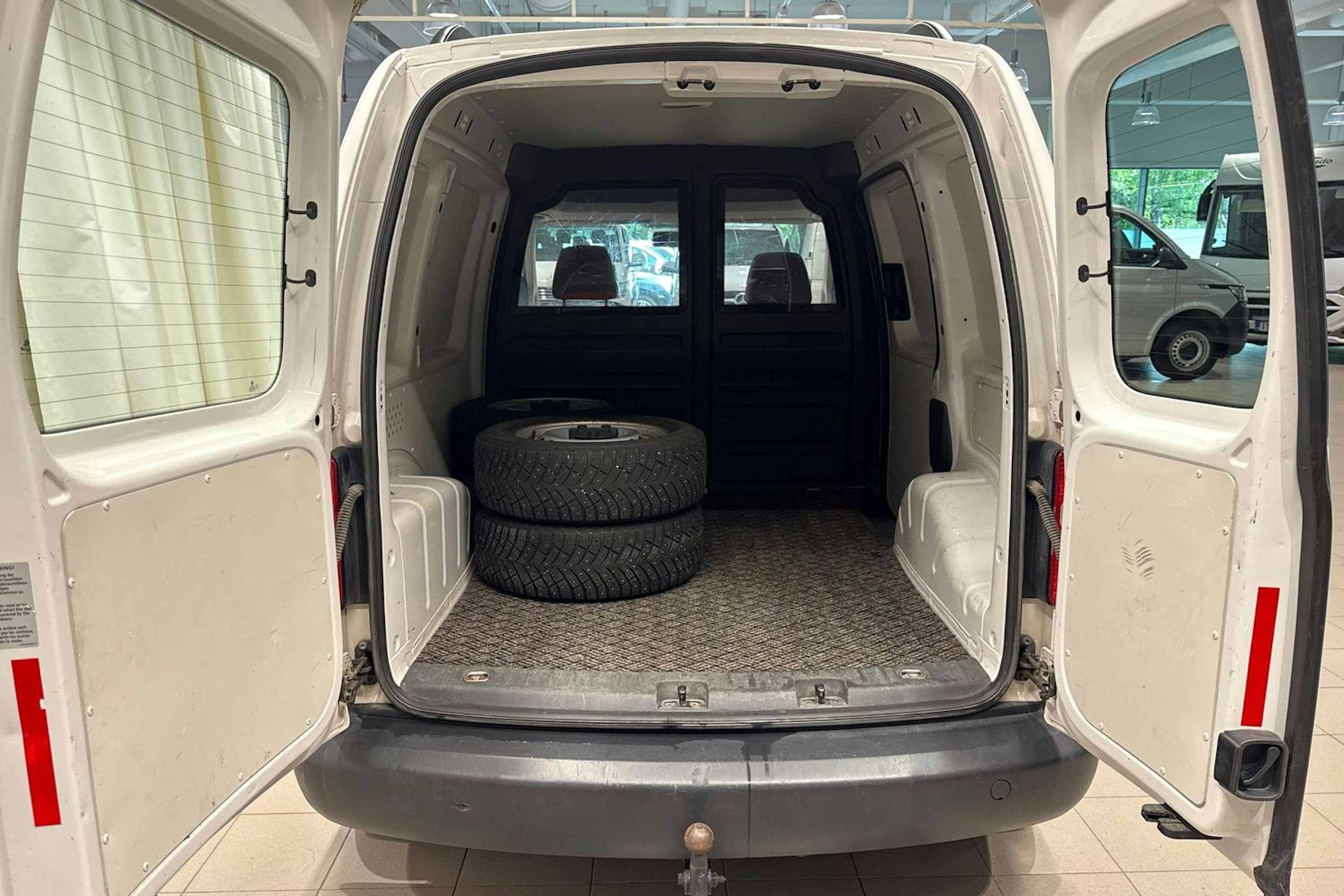valkoinen Volkswagen Caddy 2011 kuva 15.