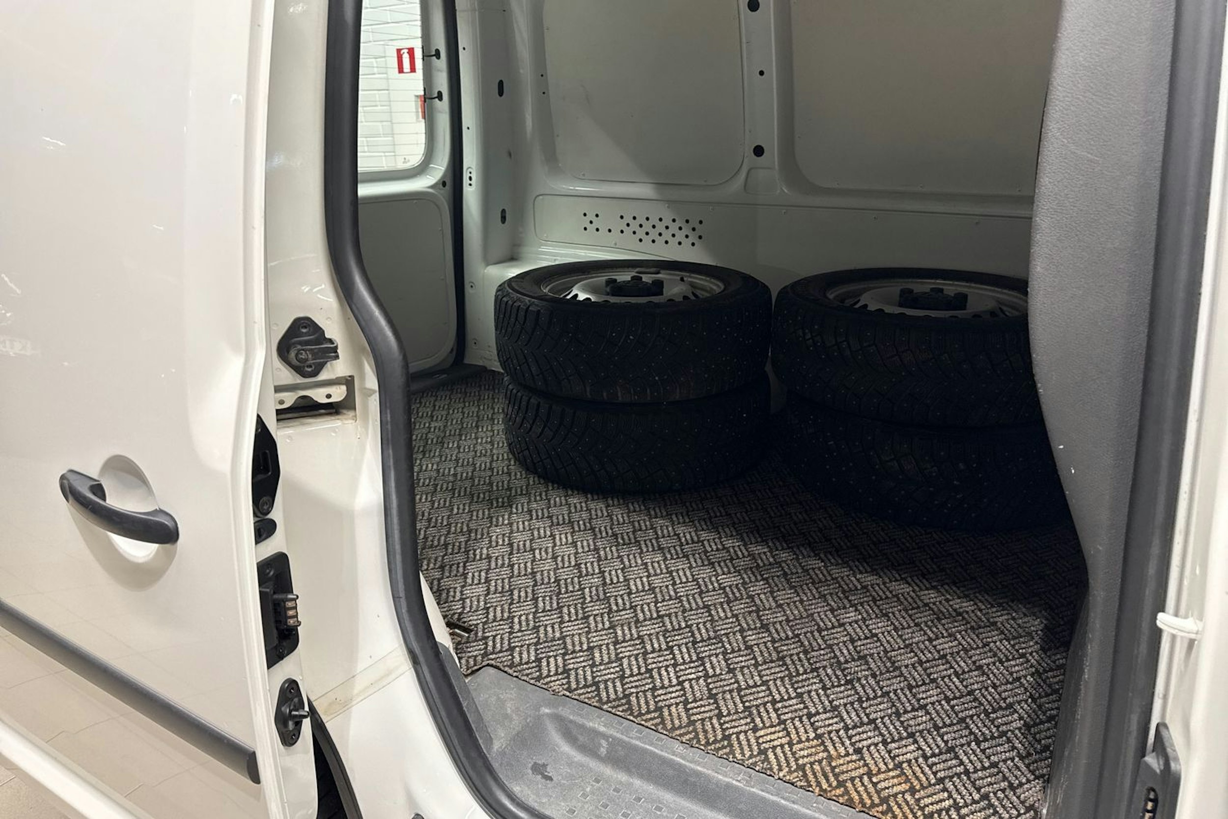valkoinen Volkswagen Caddy 2011 kuva 16.