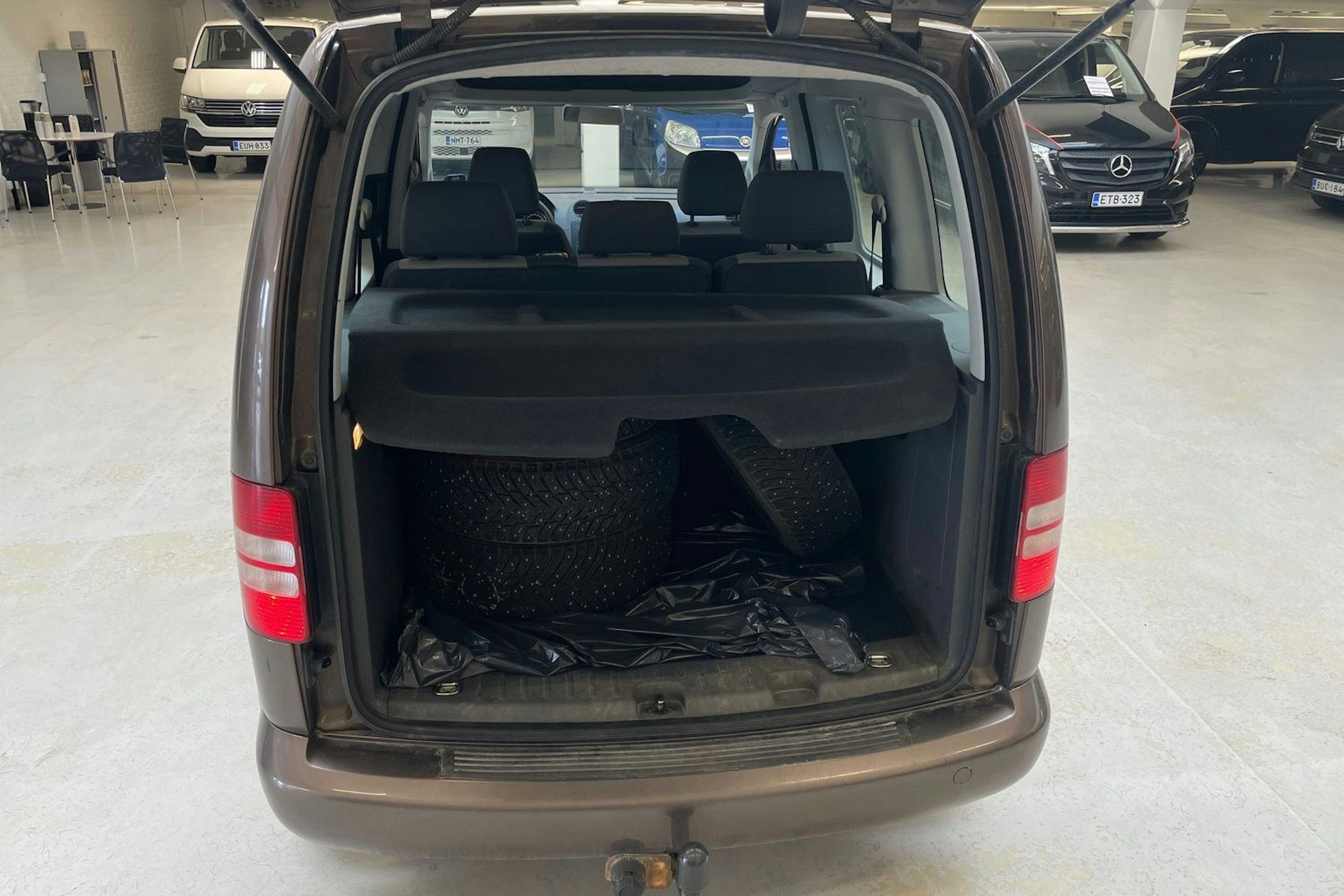 ruskea (beige) Volkswagen Caddy 2011 kuva 11.