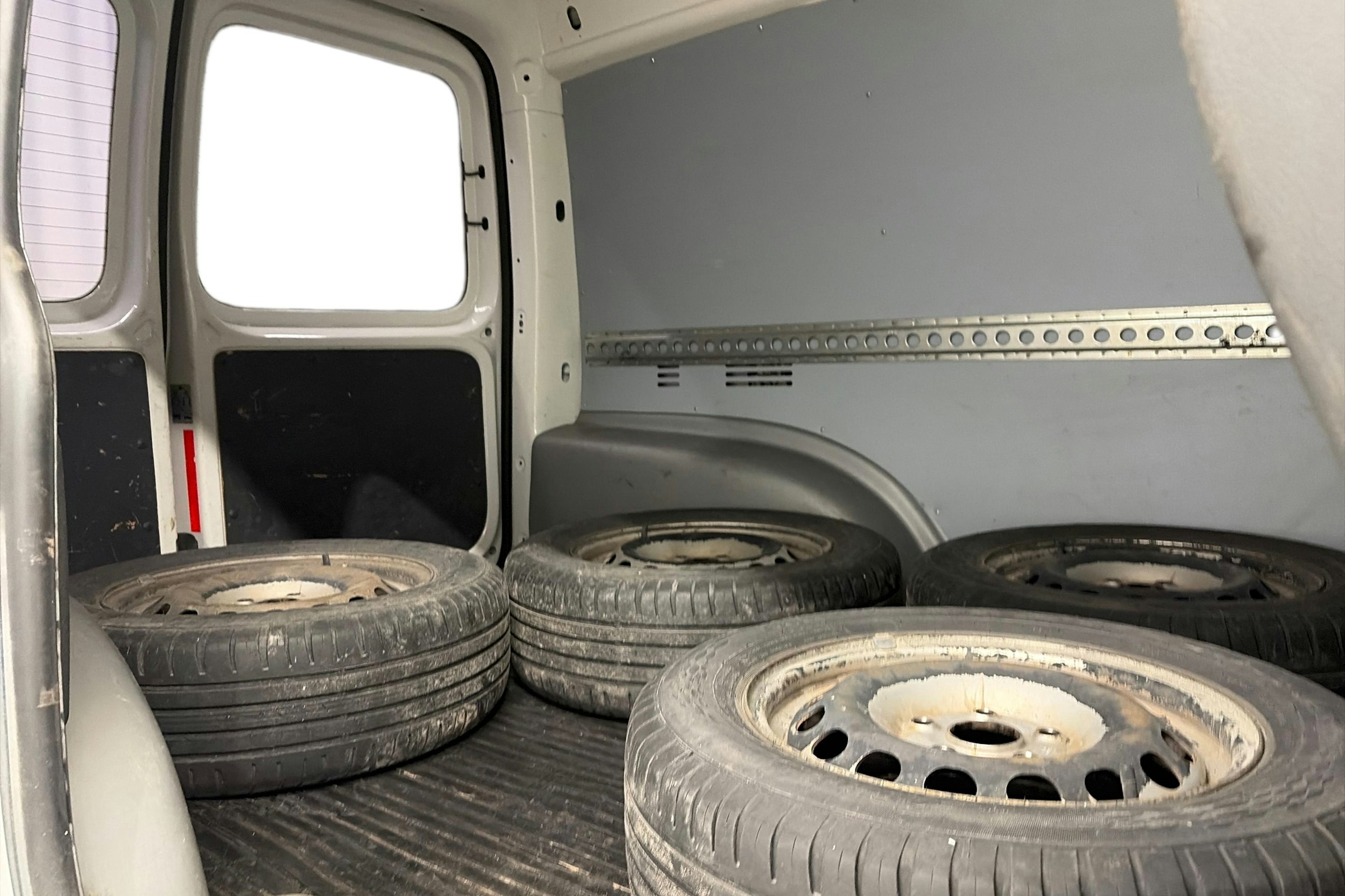 valkoinen Volkswagen Caddy 2012 kuva 12.