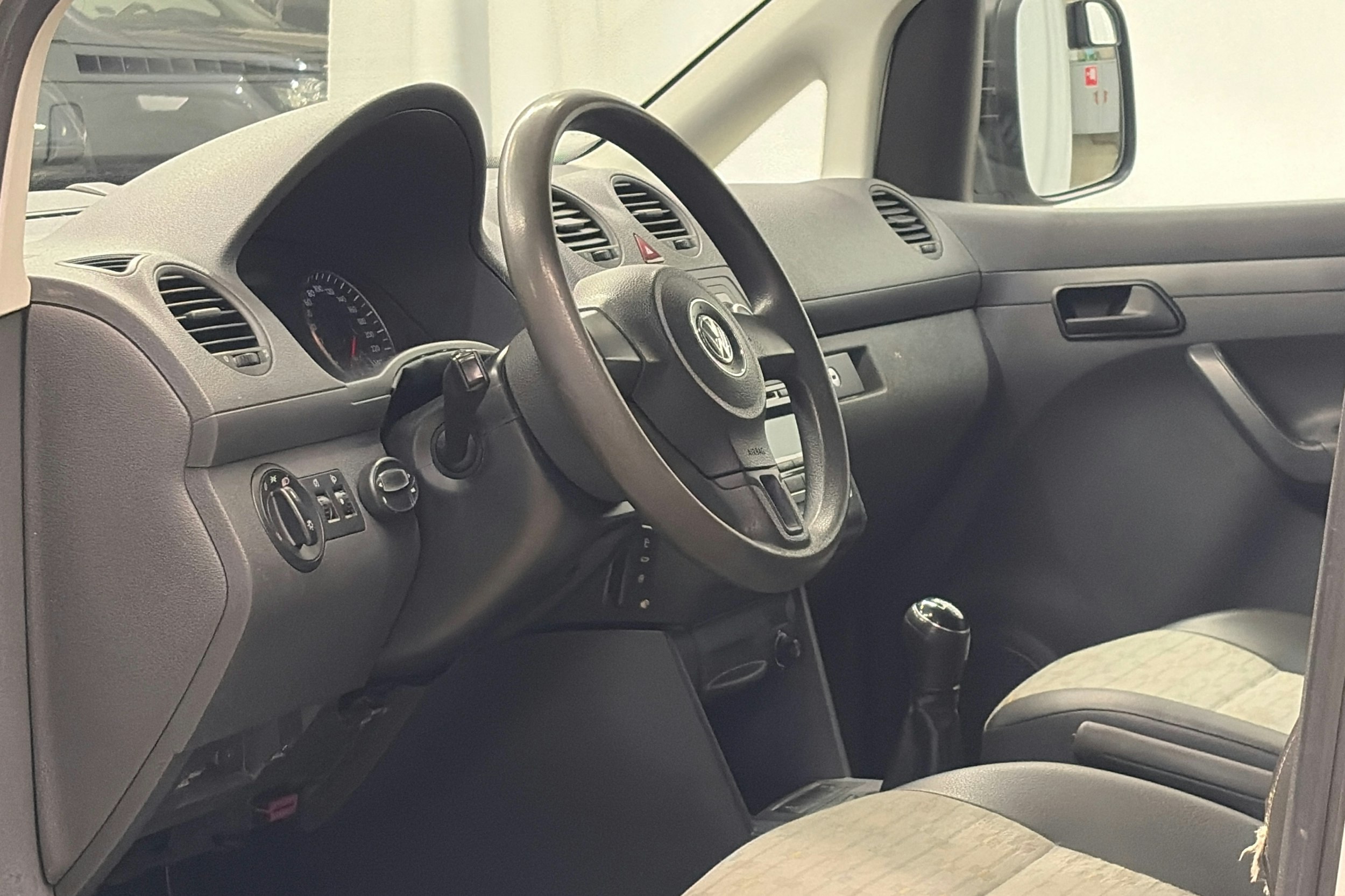 valkoinen Volkswagen Caddy 2012 kuva 13.