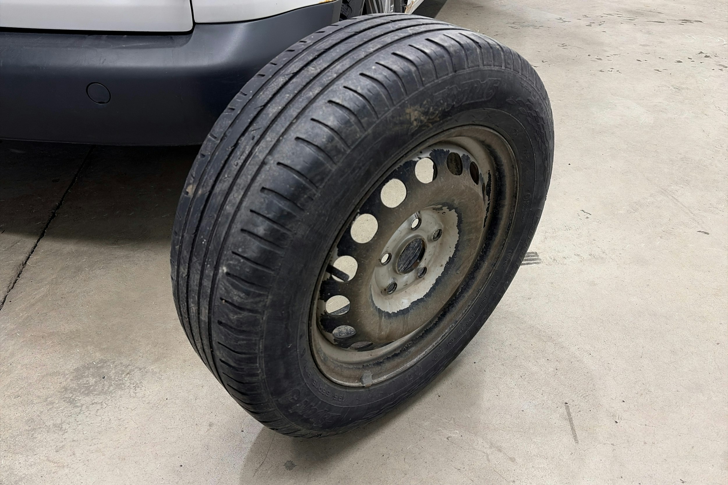 valkoinen Volkswagen Caddy 2012 kuva 21.