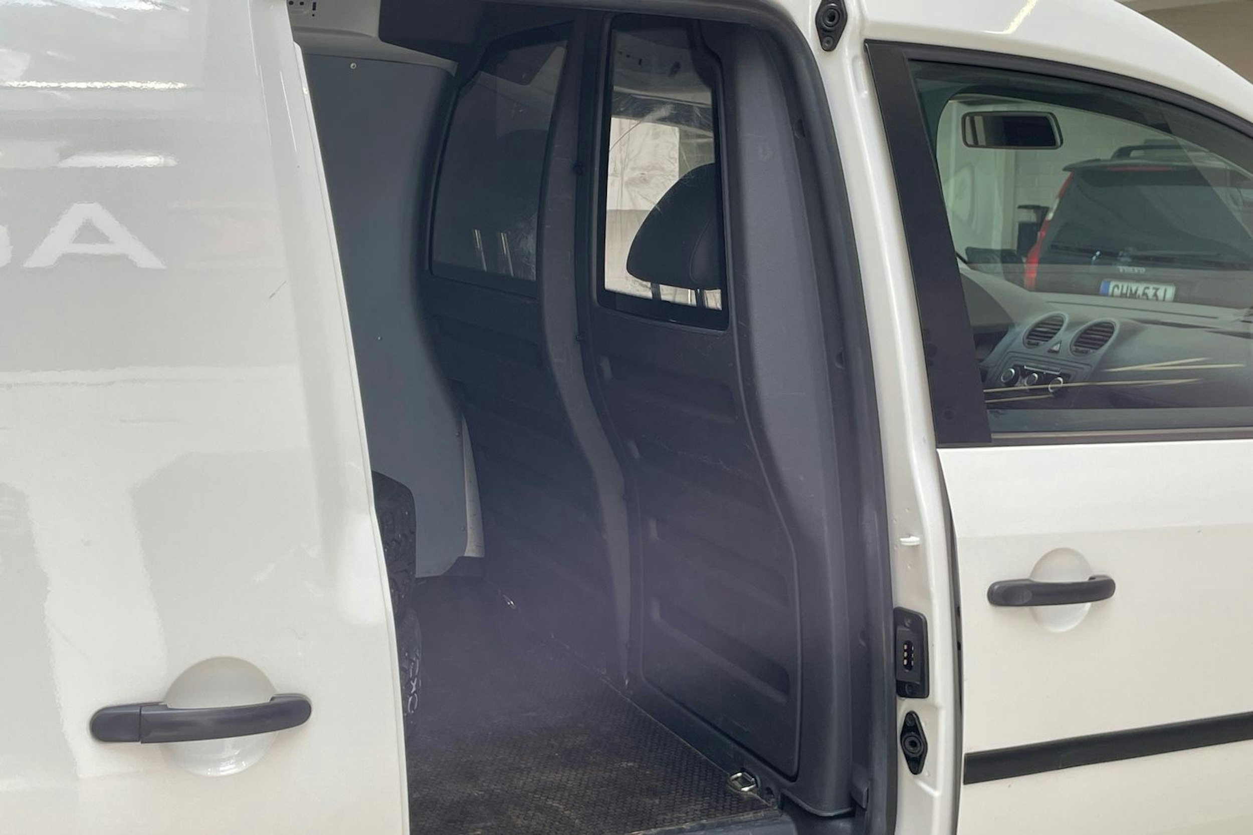 valkoinen Volkswagen Caddy 2012 kuva 13.