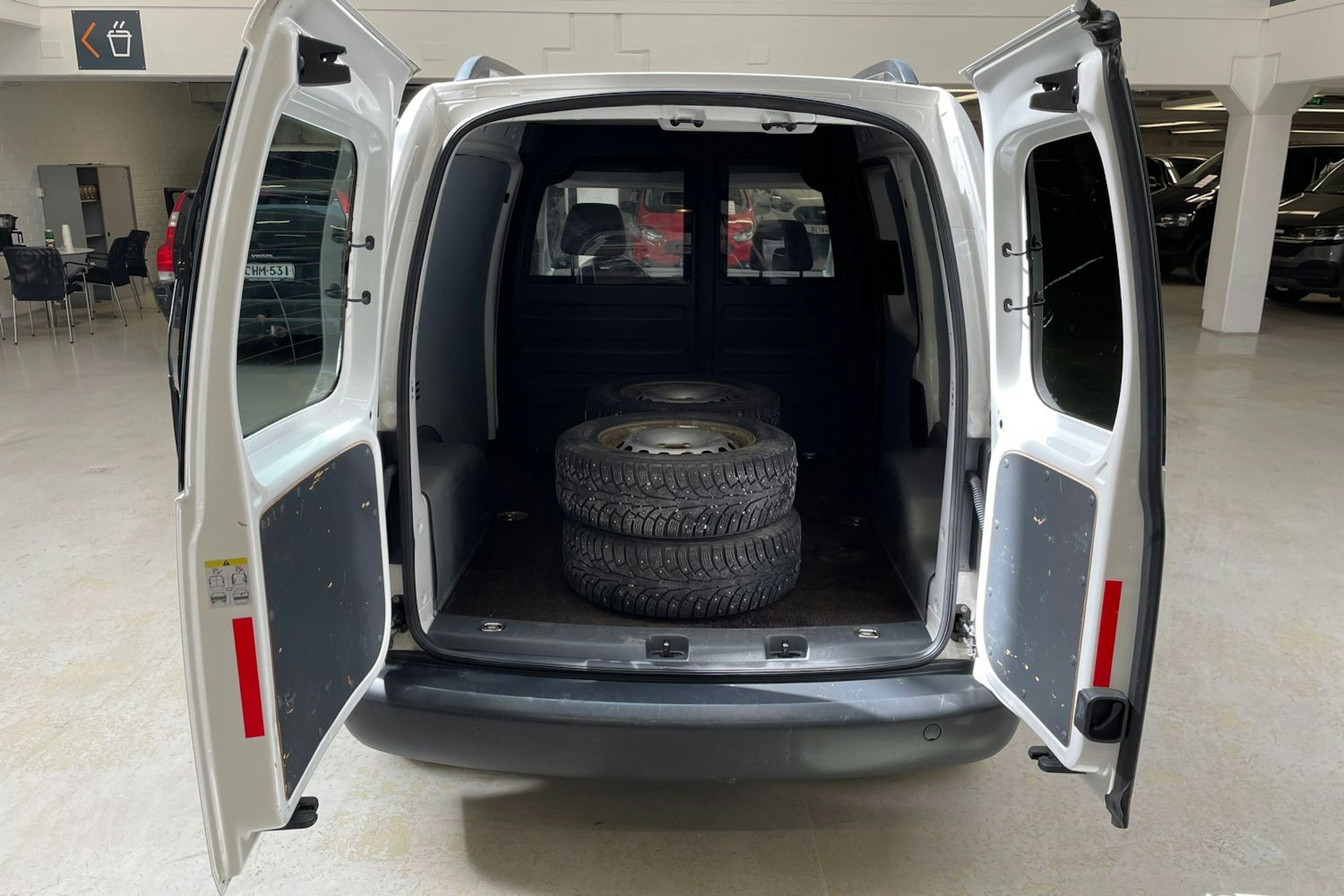 valkoinen Volkswagen Caddy 2012 kuva 14.