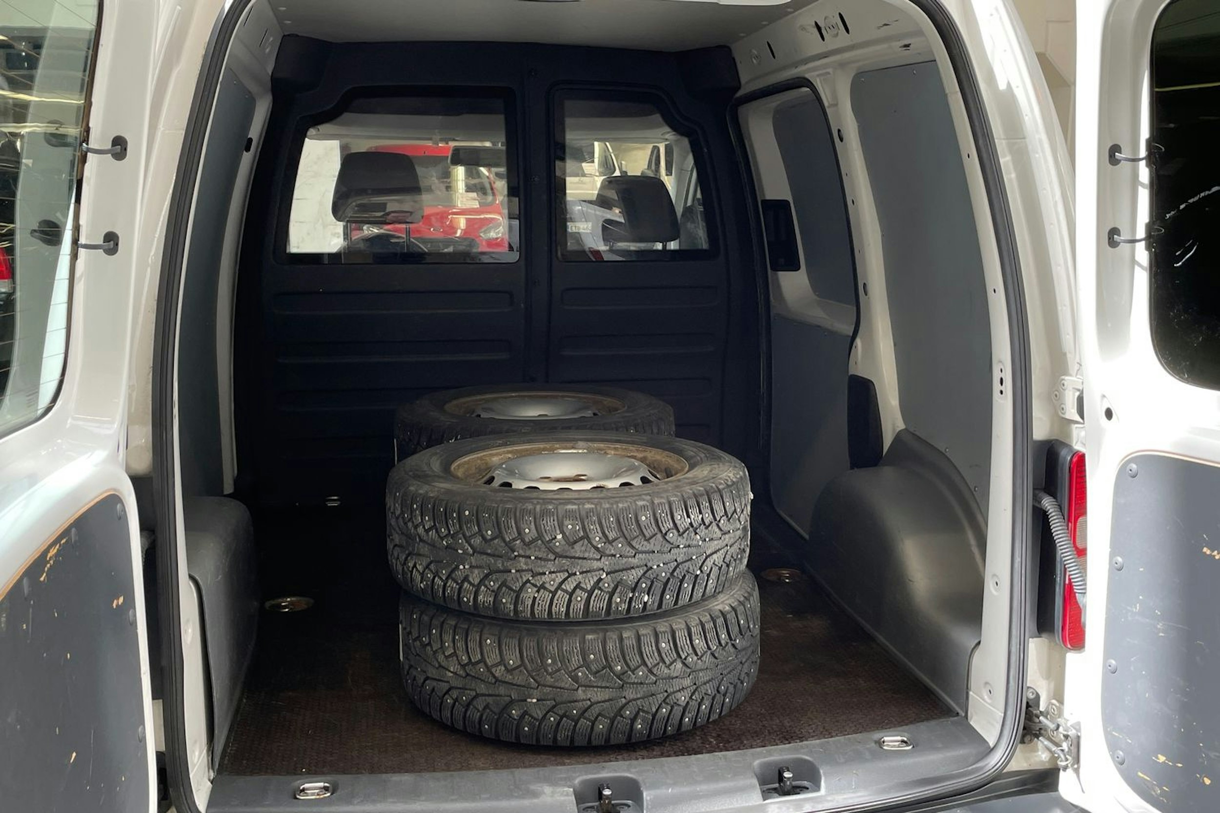 valkoinen Volkswagen Caddy 2012 kuva 16.