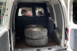 valkoinen Volkswagen Caddy 2012 kuva 16.