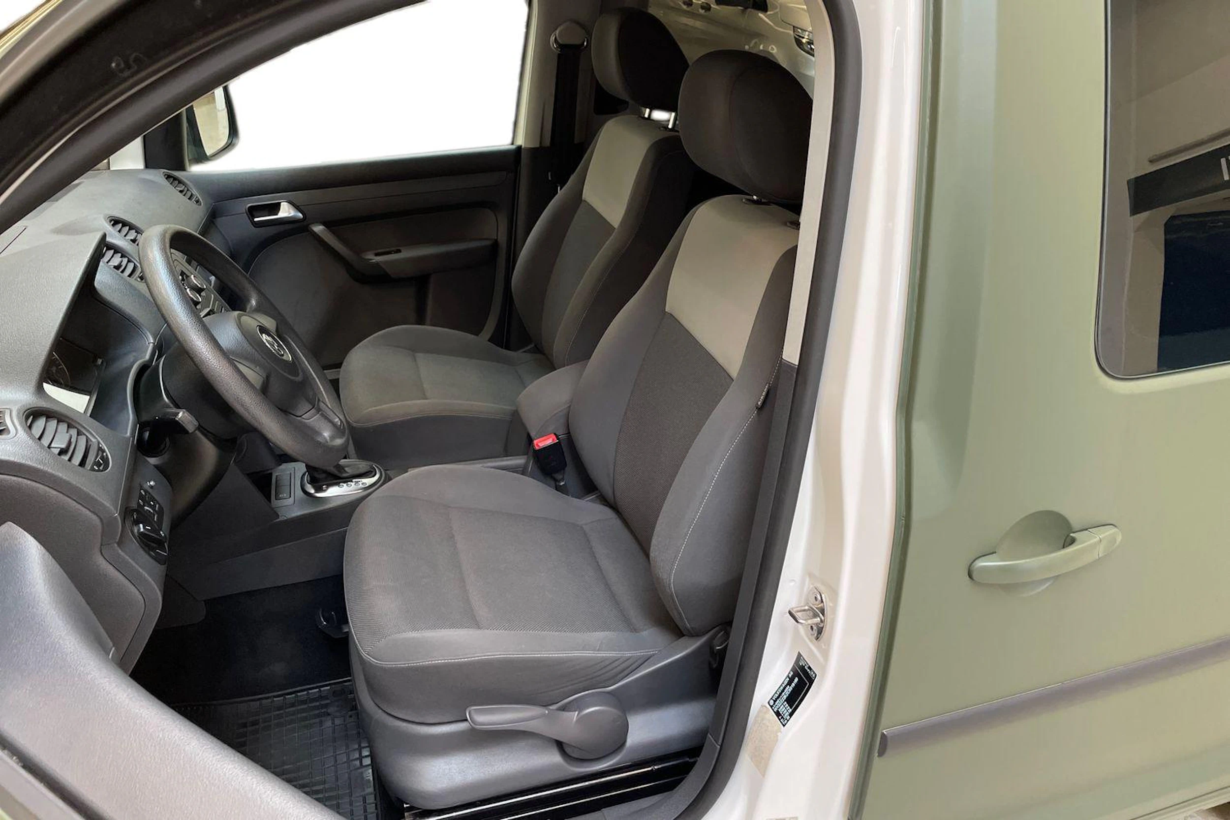 vihreä Volkswagen Caddy 2012 kuva 8.
