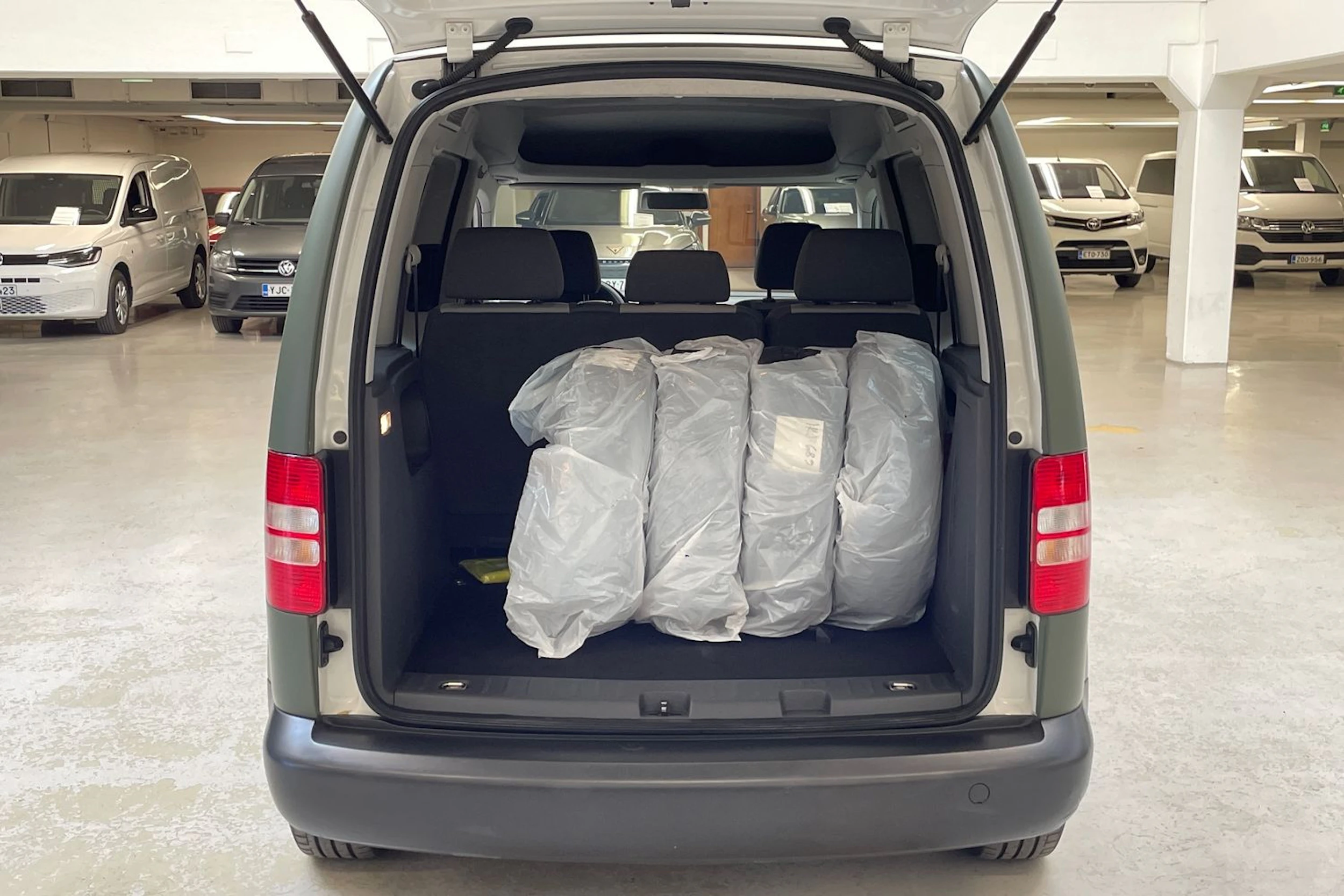 vihreä Volkswagen Caddy 2012 kuva 13.