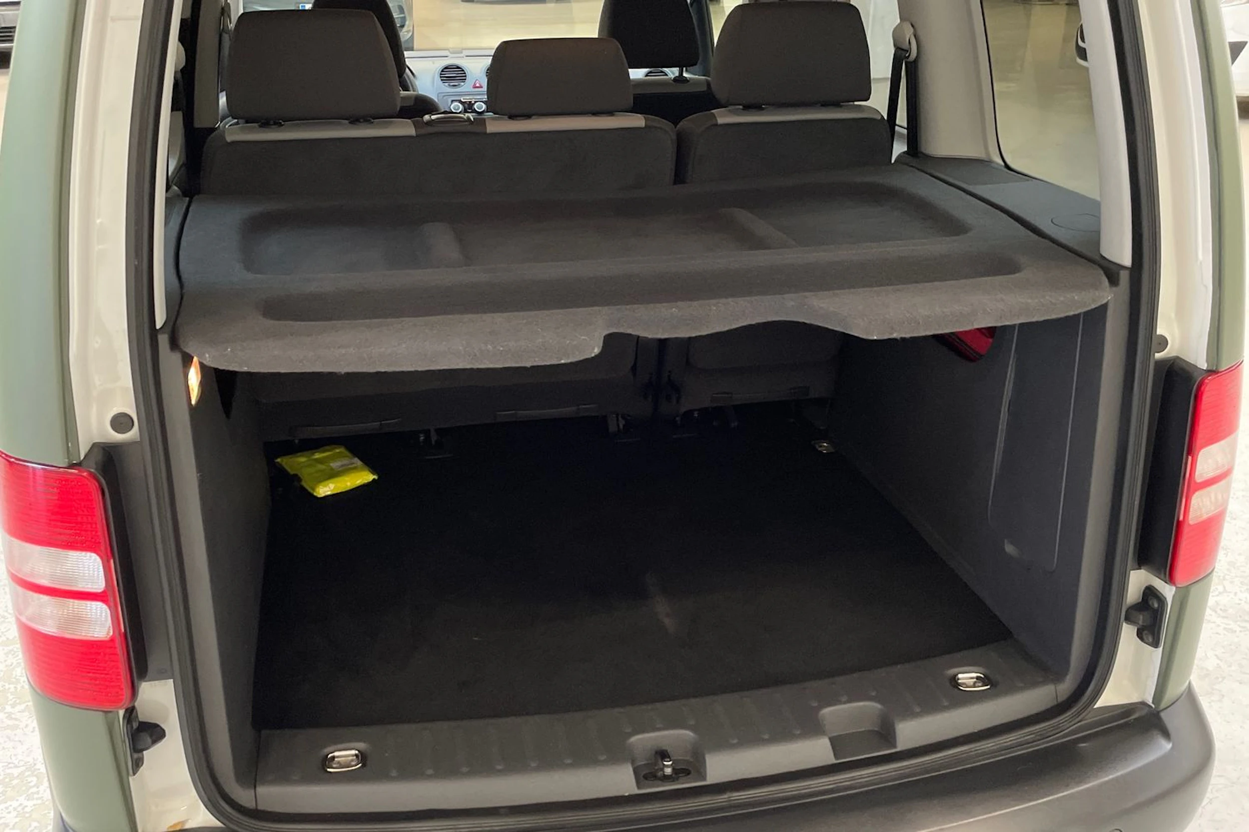 vihreä Volkswagen Caddy 2012 kuva 15.